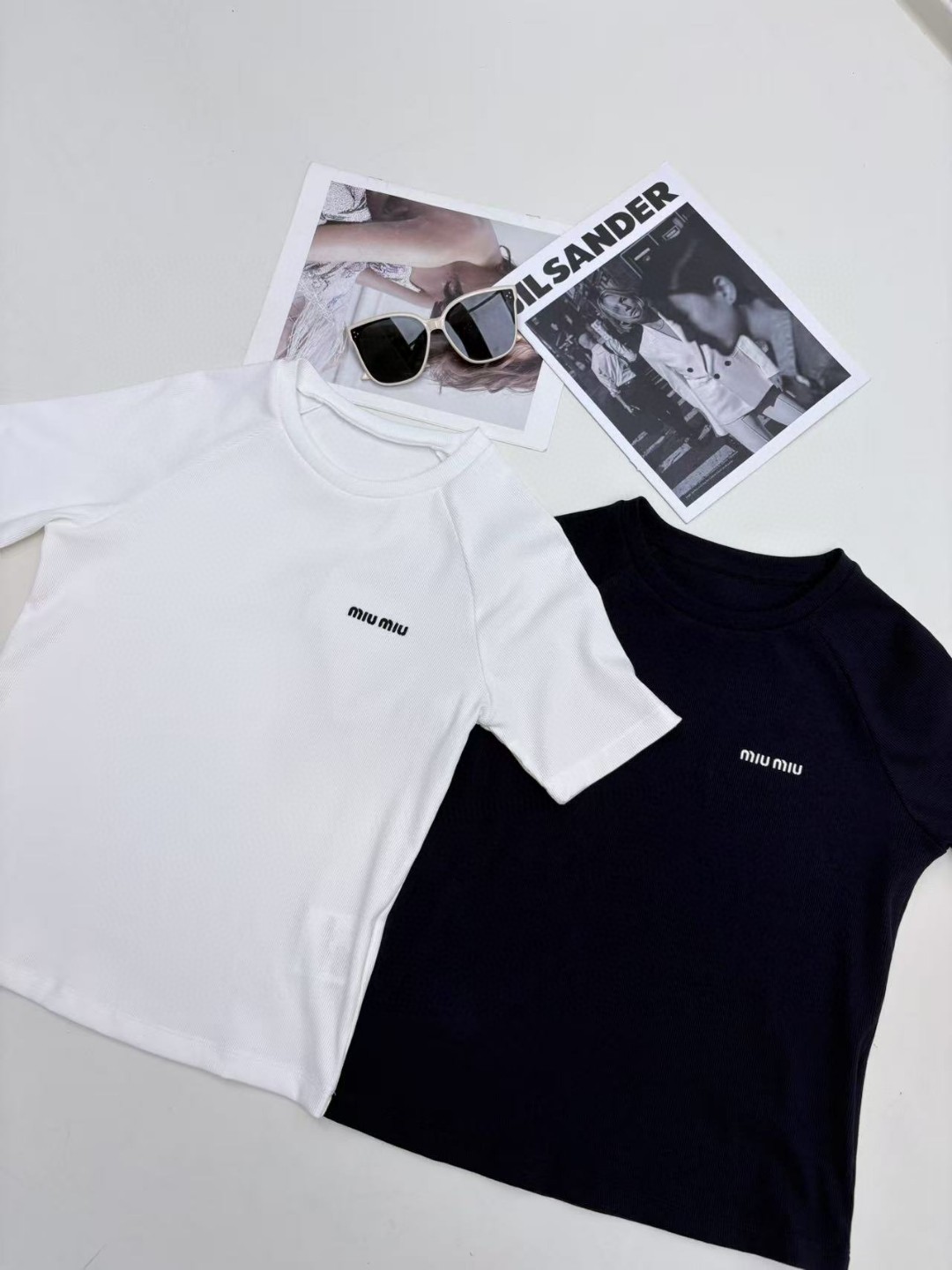 NO:431124,MIUMI* 2025 Summer New Style Design Short Sleeve Small Shoulder Short Sleeve T-shirt, Unique Breathable Weaving, All Skin Can Breath easily, High-temperature Weaving, Keep Incredible Comfortable and Dry, Say Goodbye to the embarrassment of sweating, and enjoy the comfort of the summer breeze. Wear a single refreshing and neat, showing a casual attitude; wear a shirt or sunscreen cardigan, and the layering feel is straight; tie it in high-waisted pants/skirts, and instantly becomes long-legged. The solid color is an elegant background color, and the color block design has its own eye-catching highlights. Color black and white SML, miumiu, skirts, shirts, T-shirt, tees, t-shirt, alexander wang19860909MIUMI* 2025 夏季新款 设计感短款小个子正肩短袖T恤,独特的透气织法,让每一寸肌肤都能畅快呼吸,高温天也能保持不可思议的舒爽干凉.告别汗津津的尴尬,自在享受夏日微风轻拂的惬意.单穿清爽利落,尽显随性态度；外搭衬衫或防晒开衫,层次感立显；束进高腰裤/半裙,秒变长腿精,纯色系是优雅底色,拼色设计则自带吸睛亮点. 颜色黑色 白色 码数SML,,miumiu,skirts,shirts,T-shirt,tees，t-shirt,alexander wang,Women's clothing