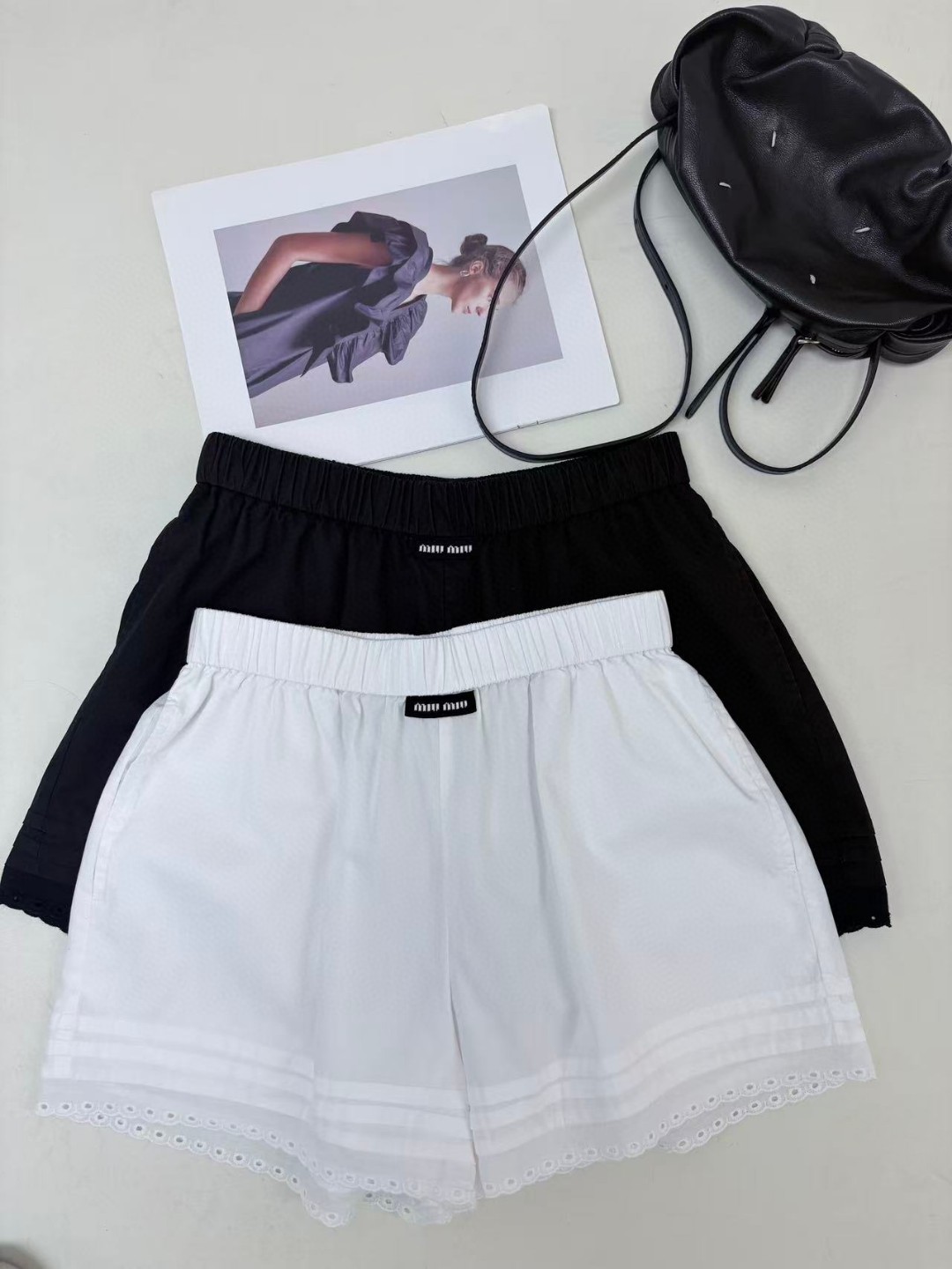 NO:431134,MIUMI* 2025 black and white hollow lace casual pants, women's summer elastic waist straight pants, lazy style, versatile loose wide-leg shorts. Summer fresh style, new white shorts are available!  With its simple design and exquisite details, these black and white shorts have become a must-have item in summer wardrobe. The elastic belt and brand label are both comfortable and fashionable. The lace decoration of the trouser legs adds a hint of sweetness and elegance, allowing you to maintain a fresh and refined temperament in the hot summer. Whether it is shopping or dating, these shorts can make you the focus. Come and buy it to make your summer outfit more outstanding!  SML, miumiu, shorts, alexander wang19860909MIUMI* 2025 黑白镂空花边休闲裤,女夏季松紧腰直筒裤子慵懒风百搭宽松阔腿短裤. 夏日清新风,白色短裤新品上市！这款黑白色短裤,以其简约的设计和精致的细节,成为夏日衣橱的必备单品.松紧腰带搭配品牌标签,既舒适又时尚.裤脚的花边装饰,增添了一丝甜美与优雅,让你在炎热的夏日中也能保持清新脱俗的气质.无论是逛街还是约会,这款短裤都能让你成为焦点.快来选购,让你的夏日穿搭更加出彩！ 码数SML,,miumiu,shorts,alexander wang,Women's clothing