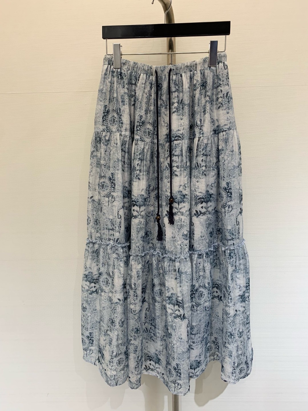 NO:433450,* New summer style, retro jungle print skirt, added waist rope design, super cover flesh to make you look slimming, a series of items that are easy to match, simple, refreshing and fashionable, elegant and fashionable, huge and versatile, very beautiful colors, high-end fabric and texture, size, skirts, alexander wang19860909*  夏季新款 复古丛林印花大摆半裙 增添了收腰腰绳设计 上身超级遮肉显瘦 巨好搭配的一系列单品 简简单单 穿出清爽时髦的高级感 日常优雅又时髦巨百搭 颜色很好看 面料高级又有质感 码数,,skirts,alexander wang,Women's clothing