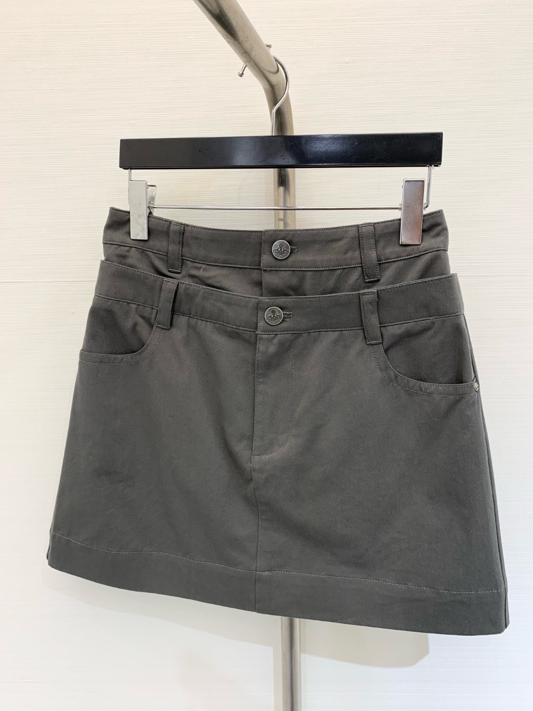 NO:433440,Queen Mother of the West, new summer style, heavy industry double waist skirt, uses high-end customized fabric, which is very comfortable to wear, conventional design, good inclusiveness, color system adds visual charm, and the pattern of the pants will be very delicate, which is a very good fabric. The cloth surface is soft and the feel is very smooth, making it a favorite choice for everyone. Color khaki gray-green Size, skirts, alexander wang19860909西太后  夏季新款 重工双腰头半裙 采用高端定制面料,质感穿起来非常舒适,常规设计,包容性好,色系增添视觉魅力,而且裤子的纹路会非常细腻,是非常好的面料 布面光泽柔和,手感也非常细滑,成为众人最爱的选择 颜色卡其色 灰绿色 码数,,skirts,alexander wang,Women's clothing