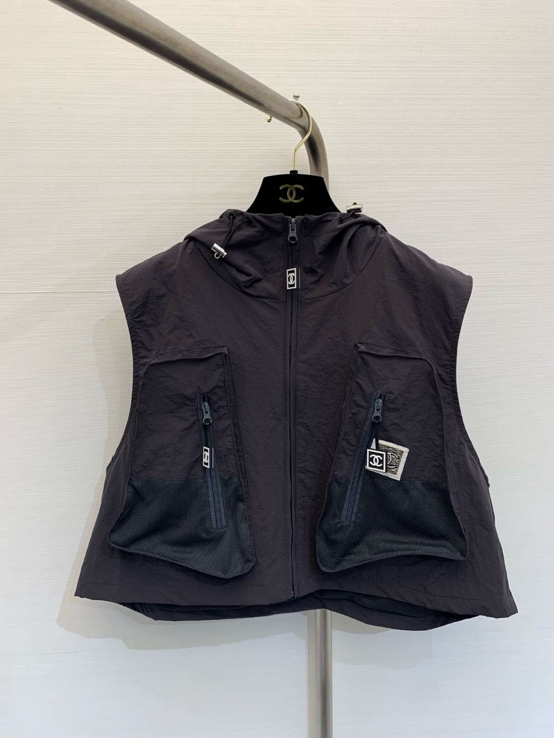 NO:433461,* New spring and summer hooded vest vest, using waterproof technology fabric, wide and stylish, loose style, and looks good on the outside with one wear. Number of sizes, hats, alexander wang19860909*  春夏新款 连帽工装马甲背心,采用防水科技面料,面料阔有型,宽松版型,单穿外搭都好看 码数,,hats,alexander wang,Women's clothing