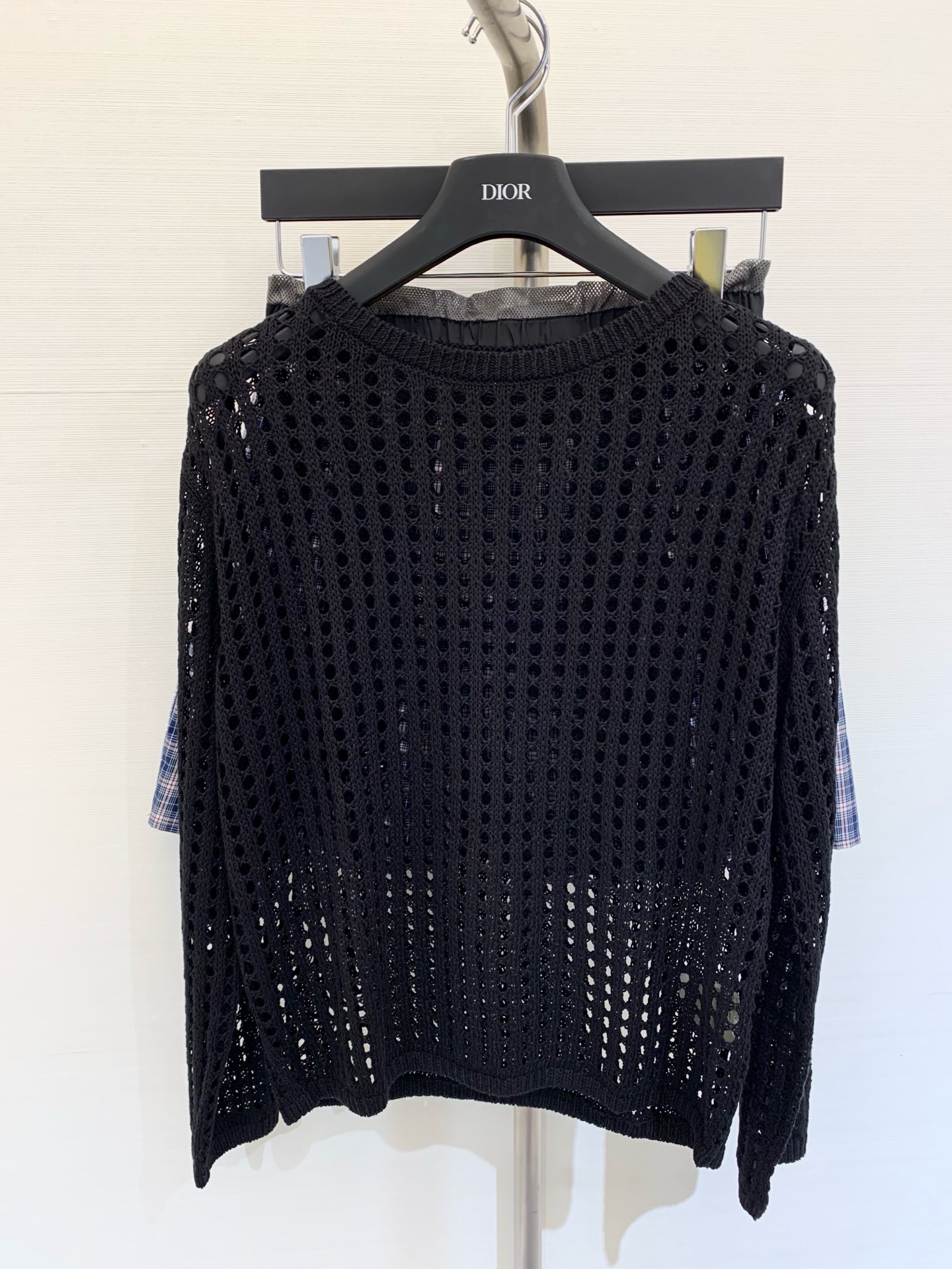 NO:433890,New summer style linen one-neck hollow knitted slings New holiday pullovers All-natural in summer The upper body is lazy and full of luxury and atmospheric color black white size, alexander wang19860909夏季新款 亚麻一字领镂空针织罩衫 度假新品套衫 无麻不夏天 上身慵懒感爆棚 高级感大气满满 颜色黑色 白色 码数,,alexander wang,Women's clothing