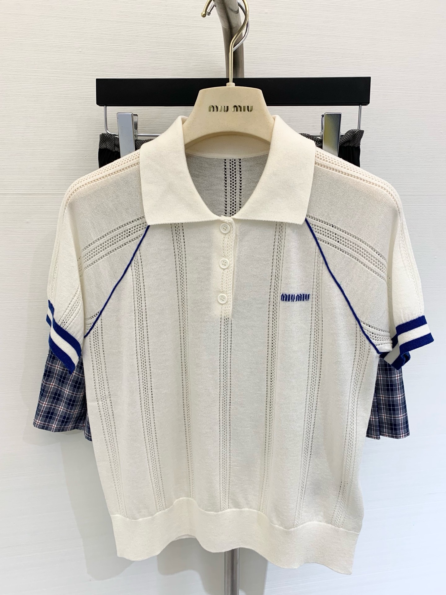 NO:433467,MIUMI* 2025 new style college style logo contrast knitted Polo shirt, simple youthful short-sleeved T-shirt, simple to the extreme, fashionable, color-blocking design, extremely thin yarn, light and soft, blue and white minimalist aesthetics, you can control whether you are playful, cute or gentle and quiet. SML, miumiu, T-shirt,tees, t-shirt,alexander wang19860909MIUMI* 2025 新款 学院风徽标撞色针织Polo衫 穿搭简约青春感短袖T恤 简单到极致就是时髦 拼色设计 羊毛极细纱线 手感轻巧柔软 蓝白极简美学 不管你是俏皮可爱还是温柔沉静都能驾驭 码数SML,,miumiu,T-shirt,tees，t-shirt,alexander wang,Women's clothing