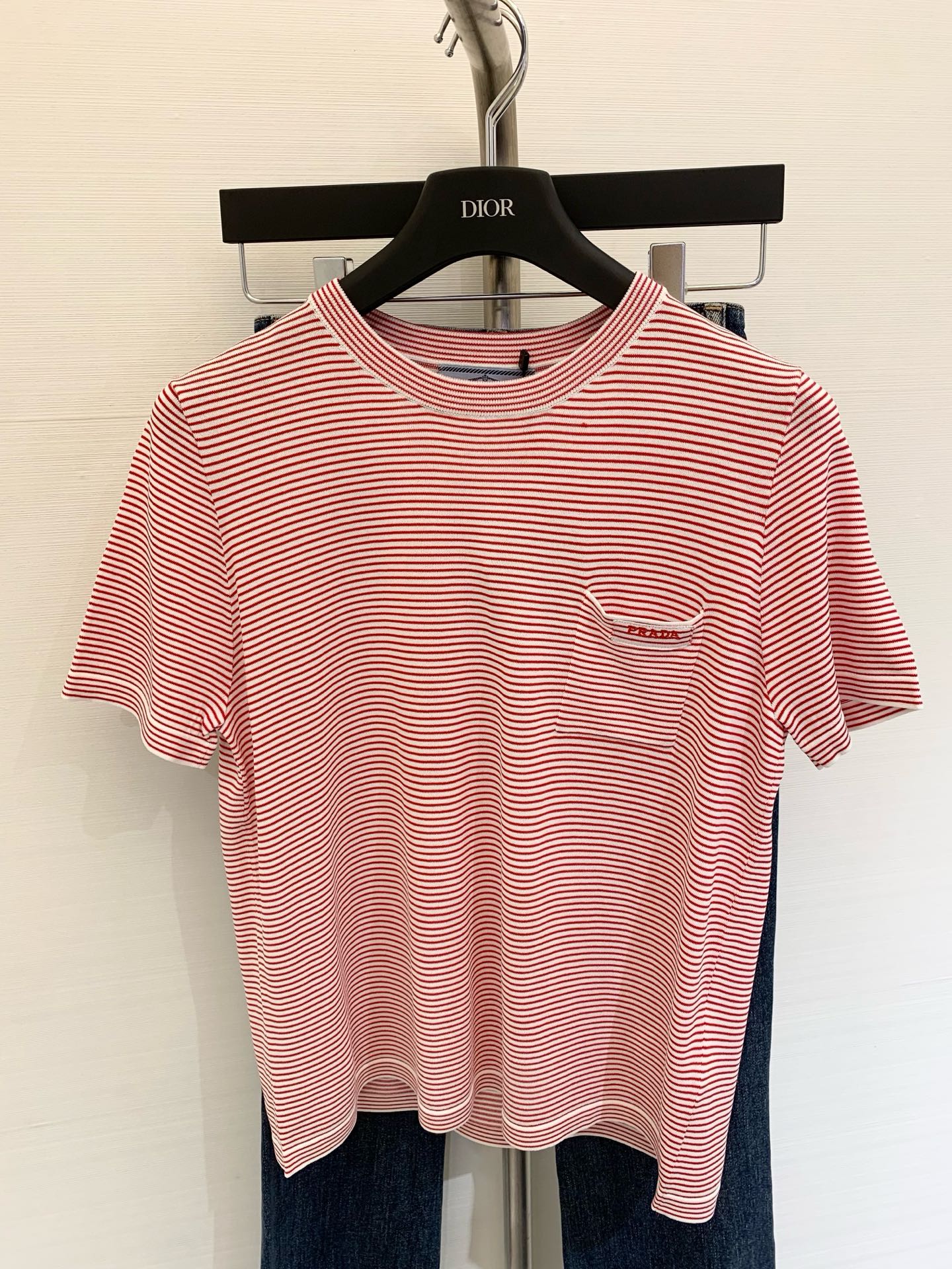 NO:433473,Prad* 2025 Summer new product Pinstripe pocket knitted short sleeves Original development Customized fabric Soft and skin-friendly, comfortable and not easy to wrinkle, two-color stripes distributed throughout the body, visually narrow and slimming, five-point sleeves modify the arms, add a sweet and cute atmosphere, complement the chest pocket logo, presenting an exclusive well-behaved college style, easy to match, SML, prada, T-shirt, alexander wang19860909Prad* 2025 夏季新品 细条纹口袋针织短袖 原版开发 定制面料 柔软亲肤 舒适不易皱 通体两色条纹分布 视觉收窄显瘦 五分袖修饰手臂 增添甜美可爱气息 与胸前口袋徽标相得益彰 呈现专属乖巧学院风格 搭配轻松 码数SML,,prada,T-shirt,alexander wang,Women's clothing