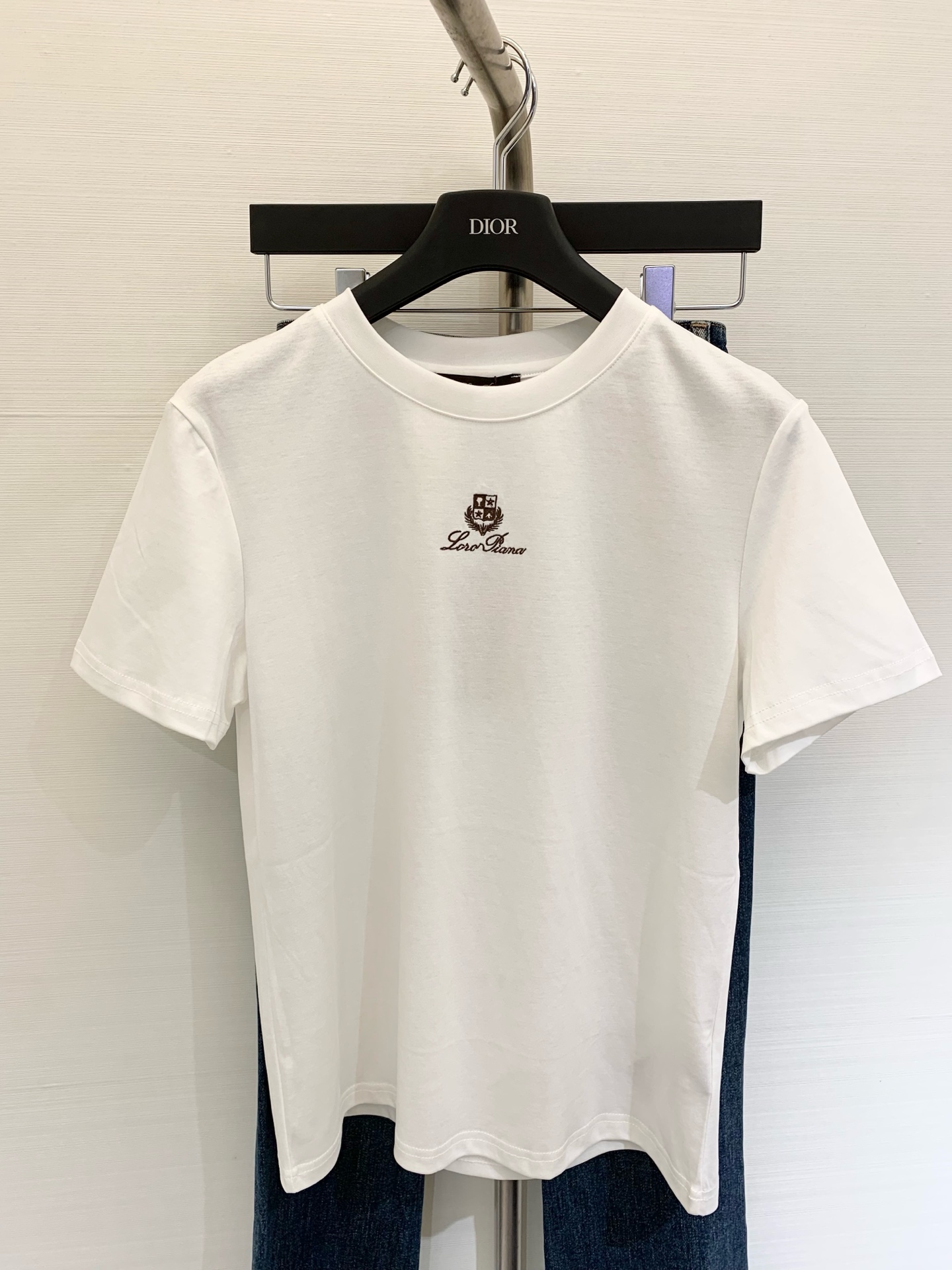 NO:433480,LP 2025 new summer style embroidered small round neck T-shirt Normal style slimming and age-reducing essential artifacts for commuting Color brown white SML, loro piana,tees, t-shirt, alexander wang19860909LP 2025 夏季新款 刺绣小标圆领T恤 正常版型 显瘦减龄 通勤必备神器 颜色咖色 白色 码数SML,,loro piana,tees，t-shirt,alexander wang,Women's clothing