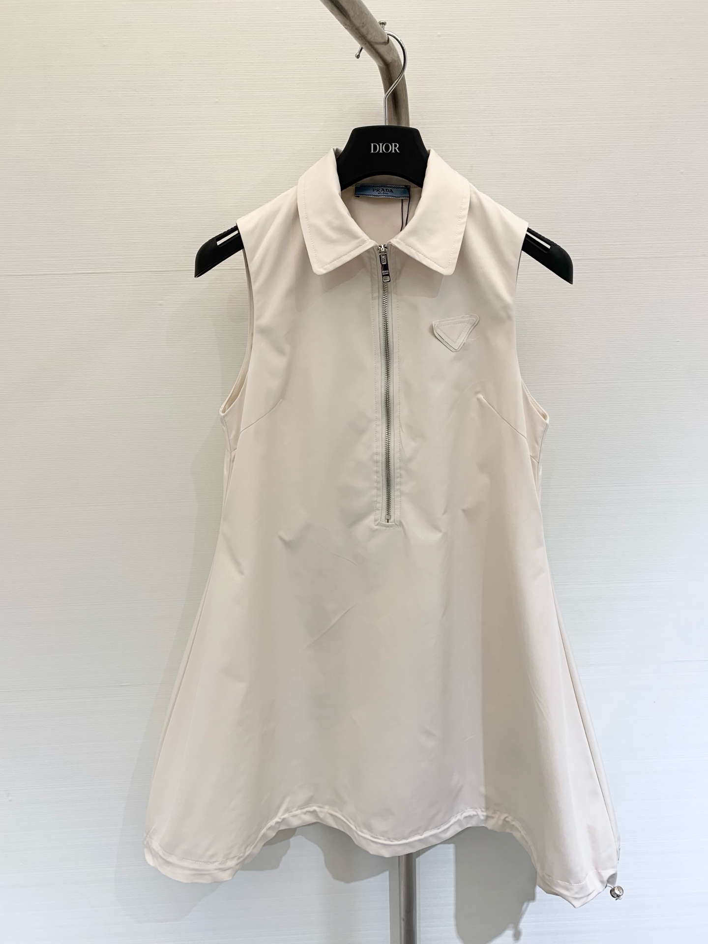 NO:433460,Prad* 2025SS new Polo neck sleeveless vest skirt fashionable and low-key, temperament and luxury and high-end!  The style is versatile and not picky. The original customized technological fabric depends on the quality of the workmanship. It is a must-have for white, rich and beautiful people!  Highly recommended SML, prada, skirts, alexander wang19860909Prad* 2025SS 新款 Polo领无袖背心裙 时髦低调 气质又奢华高级！版型百搭不挑人,原版定制科技面料 做工品质看细节.白富美必入！强烈推荐 码数SML,,prada,skirts,alexander wang,Women's clothing