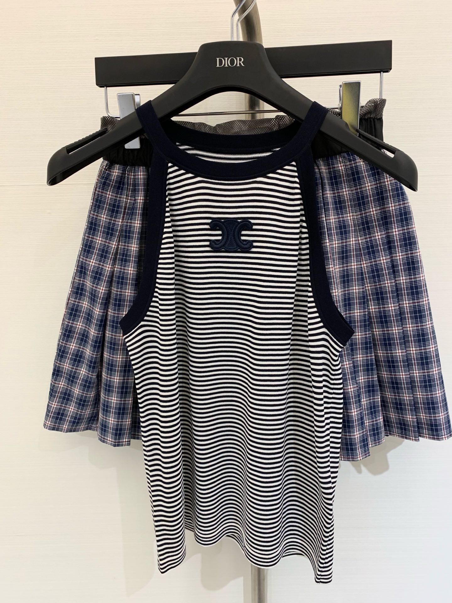 NO:433466,CELIN* 2025 Summer new product Striped neck vest Arc decorative Arc decorative Striped items are still indispensable Arc decorative Arc decorative Arc decorative Arc decorative Arc decorative Inject a hint of lazy and freshness into summer style. You can perfectly match it with skirts and trousers. SML, celine, skirts, alexander wang19860909CELIN* 2025 夏季新品 条纹挂脖背心 凯旋门刺绣贴饰 条纹单品依旧不可或缺 凯旋门条纹挂脖吊带 为夏日造型注入一丝慵懒清新 随意搭配裙装裤装都能完美驾驭 码数SML,,celine,skirts,alexander wang,Women's clothing