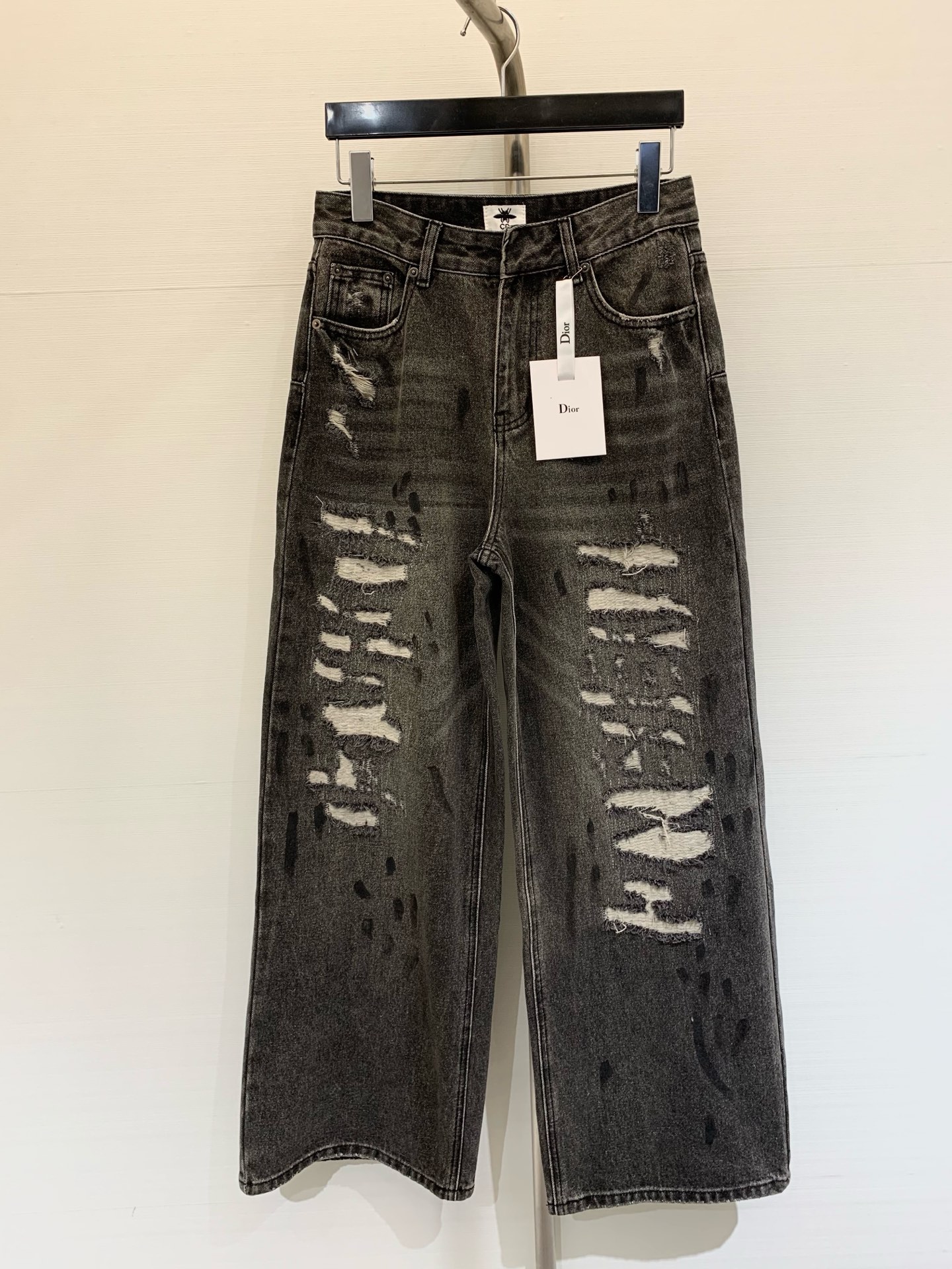 NO:433475,Dio* 2025 summer new style, ripped ink black and gray trousers, super personality, splashing ink + hole design, hide flesh on the upper body and make you look slim, can be easily controlled by any leg shape, wash process, hand-painted dot ink design, create a sense of layering, fashionable and trendy, hand-stitched CD yellow leather label, first-class fashion sense, SML, dior, alexander wang19860909Dio* 2025 夏季新款 破洞泼墨黑灰长裤 超有个性的泼墨+破洞设计 上身藏肉又显瘦 任何腿型都能轻松驾驭 洗水工艺 手绘点墨设计 打造出层次感 时髦又潮流 手缝CD黄色小皮标 时髦感一流 码数SML,,dior,alexander wang,Women's clothing