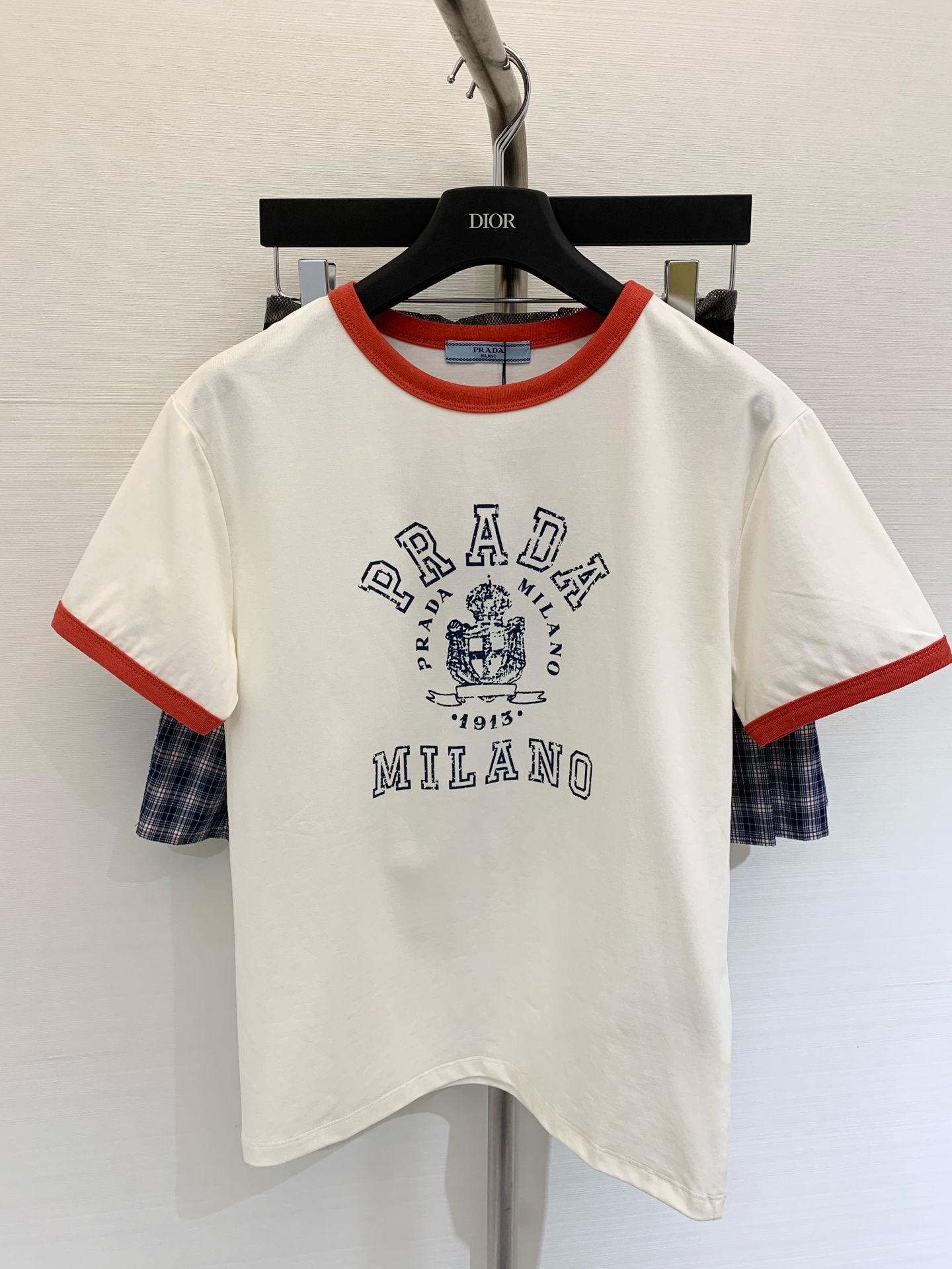 NO:433477,Prada 2025 Spring and Summer New Style Old Letter Contrast Collar Short-Sleeve T-shirt Using Pure Cotton Fabric Soft and Comfortable Old Letter Craft Contrast Collar Design Super Age Reducing SML,,prada,T-shirt,tees,t-shirt,alexander wang19860909Prada 2025 春夏新款 做旧字母撞色领短袖T恤 采用纯棉面料 面料柔软舒适 做旧字母工艺 撞色领设计 超级减龄 码数SML,,prada,T-shirt,tees，t-shirt,alexander wang,Women's clothing