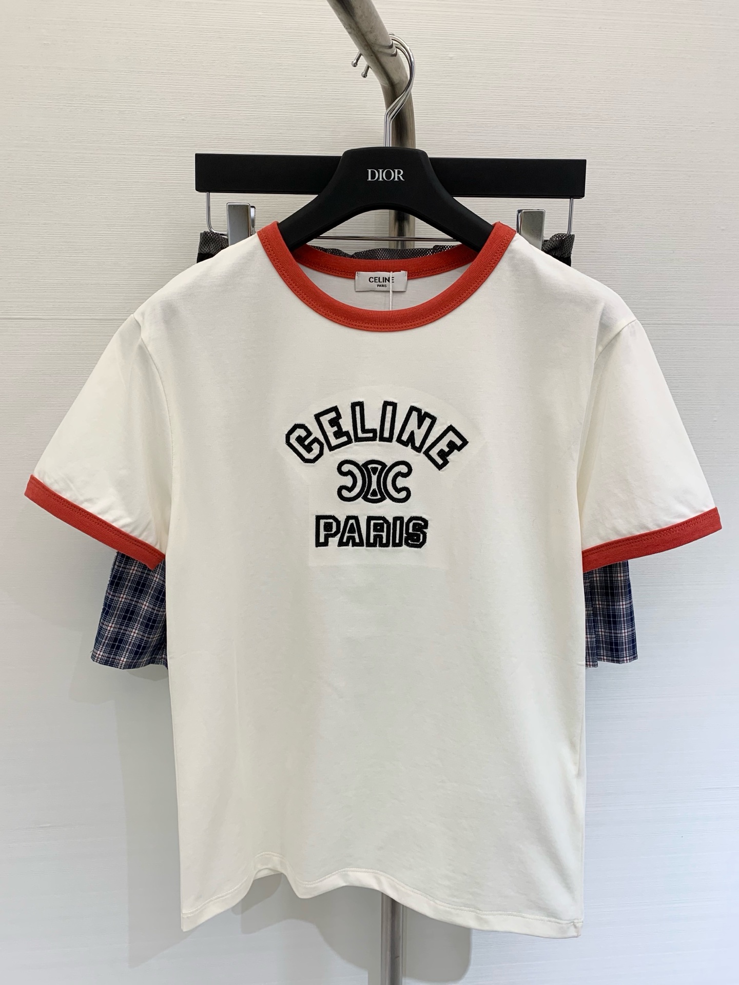 NO:433487,Celine 2025 Spring and Summer New Embroidered Letter Contrast Collar Short-Sleeve T-shirt with Pure Cotton Fabric Soft and Comfort Embroidered Letter Craft Contrast Collar Design Super Age Reducing SML, celine, T-shirt,tees, t-shirt,alexander wang19860909Celine 2025 春夏新款 刺绣字母撞色领短袖T恤 采用纯棉面料 面料柔软舒适 刺绣字母工艺 撞色领设计 超级减龄 码数SML,,celine,T-shirt,tees，t-shirt,alexander wang,Women's clothing