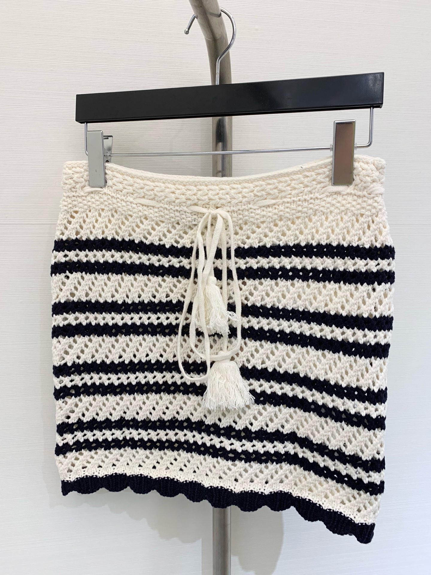 NO:433896,* New product Handmade knitted short-sleeved cardigan short skirt suit Customized wool yarn weaving texture high-quality comfortable, two-color striped patterns interwoven collar cuffs and hem handmade wavy lace outline, youthful and more lively style, matched with short skirts in the same series, centered embroidered letter logo, highlighting the brand personality, highlighting the high-end outfit, drawstring tassel adjusts elasticity, design echoes and coordinates, showing relaxed tone, light luxury and fashionable temperament, single-wearing layering, first choice for fashion outfits in all seasons, Skirts, T-shirt, alexander wang19860909*  新品 手工针织短袖开衫短裙套装 定制羊毛纱线织造 质感高级舒适 通体双色条纹纹路交织领口袖口和下摆手工波浪花边勾勒 青春感满溢 更显风格活泼 搭配同系列短裙 居中刺绣字母徽标 彰显品牌个性 凸显穿搭高级感 抽绳流苏调节松紧 设计呼应协调 尽显松弛调性 轻奢时髦气质 单穿叠穿均可 四季时尚穿搭首选 码数,,skirts,T-shirt,alexander wang,Women's clothing