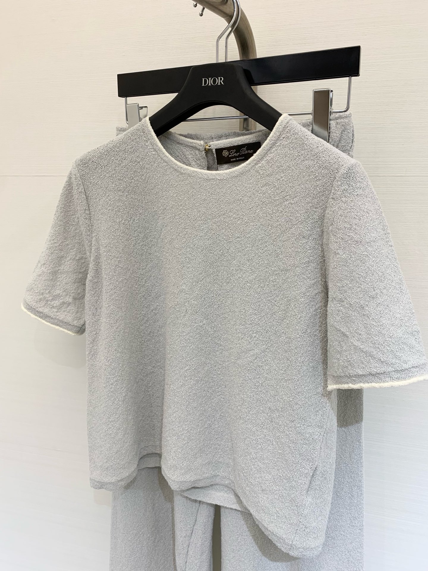 NO:433876,Simple temperament outfit Nuoyou Pianya Silk short-sleeved trousers casual suit Quiet haze blue This blue with gray tone is refreshing and high-end, mainly to make white, white, and apricot color is even more elegant. Color apricot color haze blue code number, T-shirt, real silk, alexander wang19860909简约气质穿搭 诺悠翩雅 真丝绵短袖长裤休闲套装 静谧的雾霾蓝 这种加了灰色调的蓝色,清爽的同时又很高级,主要就是显白 显白 显白 杏色更是显高级大气 颜色杏色 雾霾蓝 码数,,T-shirt,real silk,alexander wang,Women's clothing