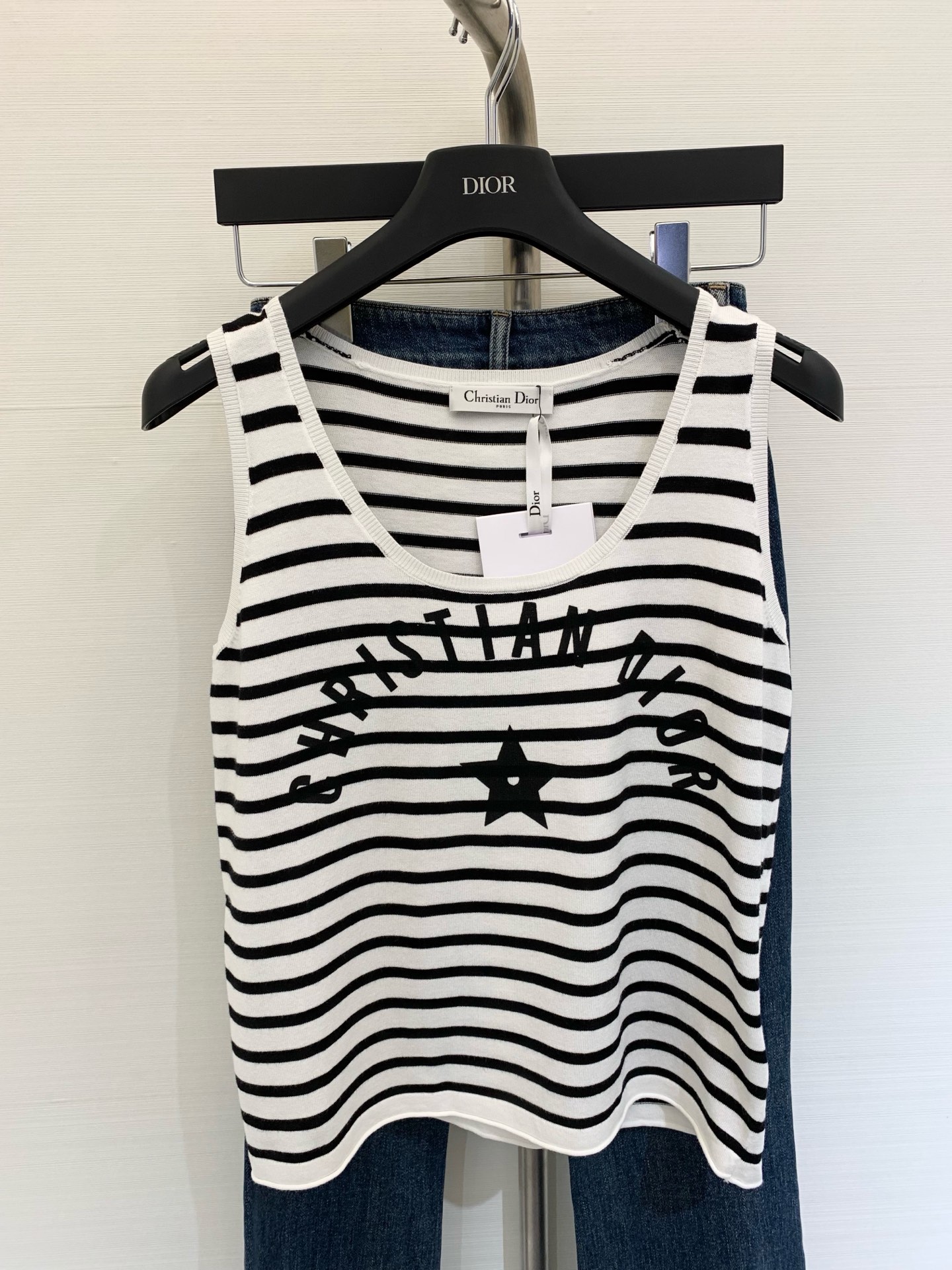 NO:433909,Dior 2025 summer new style, five-pointed star striped contrasting thin knitted vest, sleeveless design striped knitted vest, striped matched with English logo print, five-pointed star logo on the chest, loose style, versatile summer style, classic black and white colors, fabric is more high-end and stuffy, SML, dior, alexander wang19860909Dior 2025 夏季新款 五角星条纹撞色薄款针织背心 无袖设计条纹针织背心 条纹搭配英文logo印花,胸前五角星标志 宽松的版型,夏天百搭款 黑白经典色,面料高级一点闷热 码数SML,,dior,alexander wang,Women's clothing