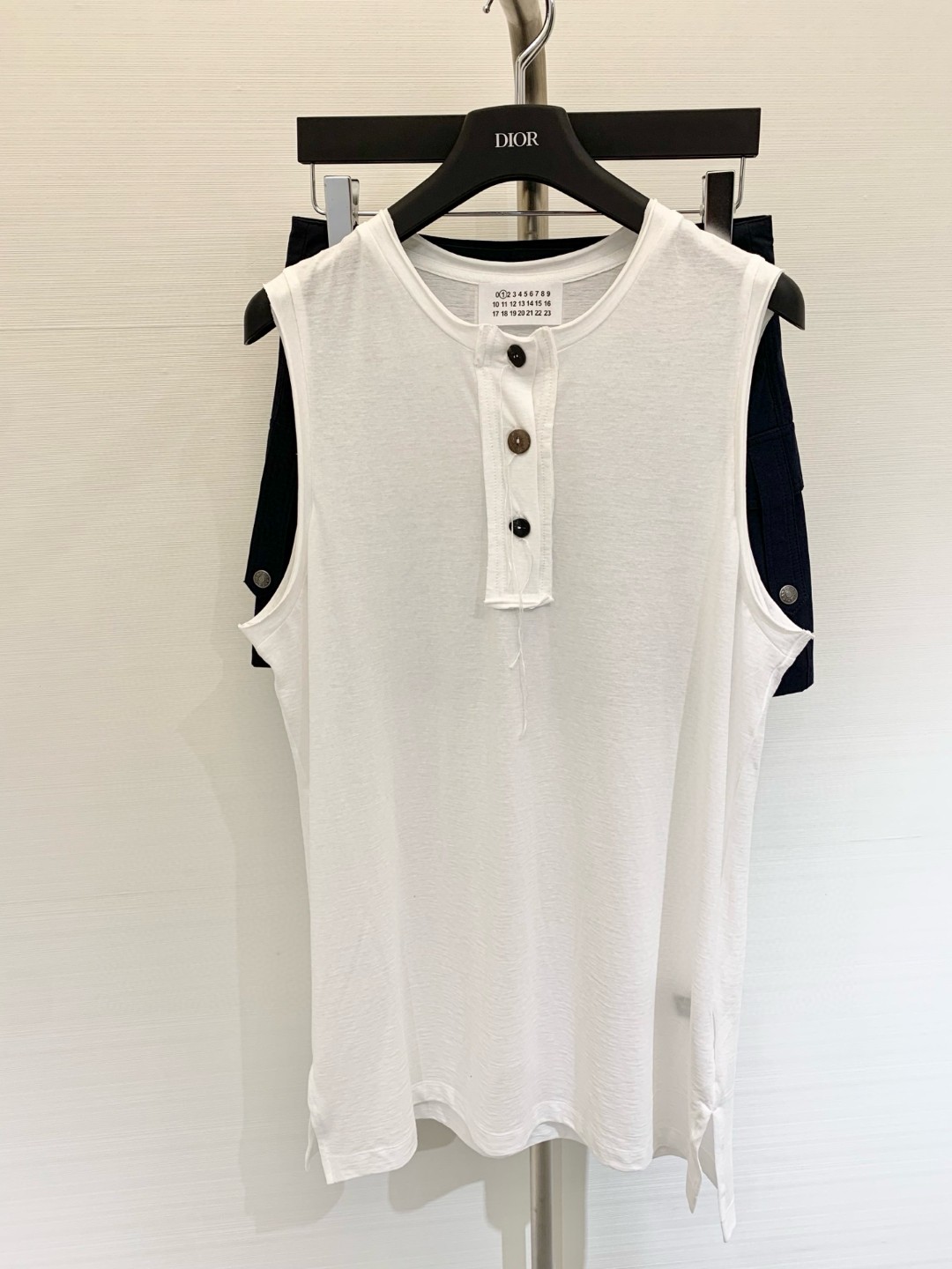 NO:434252,New summer style tassel button vest, loose style is simply too good, button tassel design, super invincible hidden meat style, casual and feminine atmosphere, a must-have simple artifact for human hands, color white, black, code number, alexander wang19860909夏季新款 流苏纽扣背心 宽松版型简直不要太好看 纽扣流苏设计 超级无敌藏肉款 休闲带女人气息,人手必备简约神器 颜色白色 黑色 码数,,alexander wang,Women's clothing