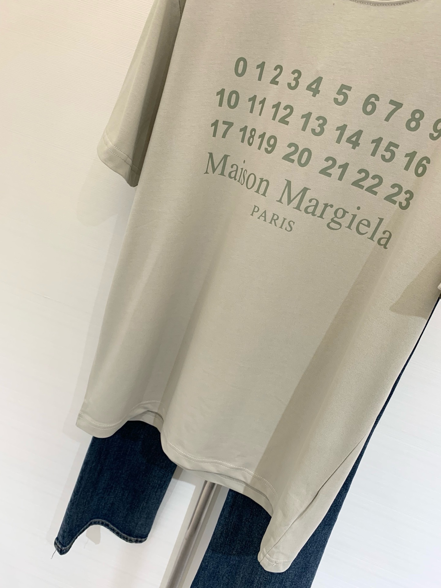 𝐌𝐌𝟔 
𝟐𝟎𝟐𝟓 夏季新款 字母数字日历印花短袖宽松𝐓恤 男女同款中性风 整体是宽松的版型 上身遮肉显