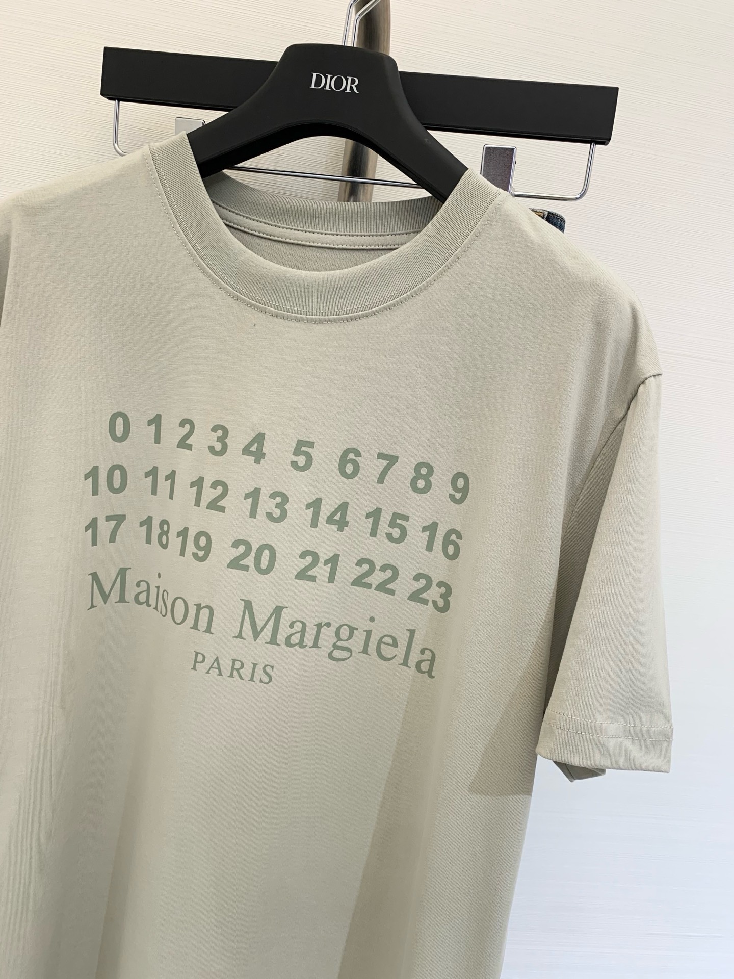 𝐌𝐌𝟔 
𝟐𝟎𝟐𝟓 夏季新款 字母数字日历印花短袖宽松𝐓恤 男女同款中性风 整体是宽松的版型 上身遮肉显