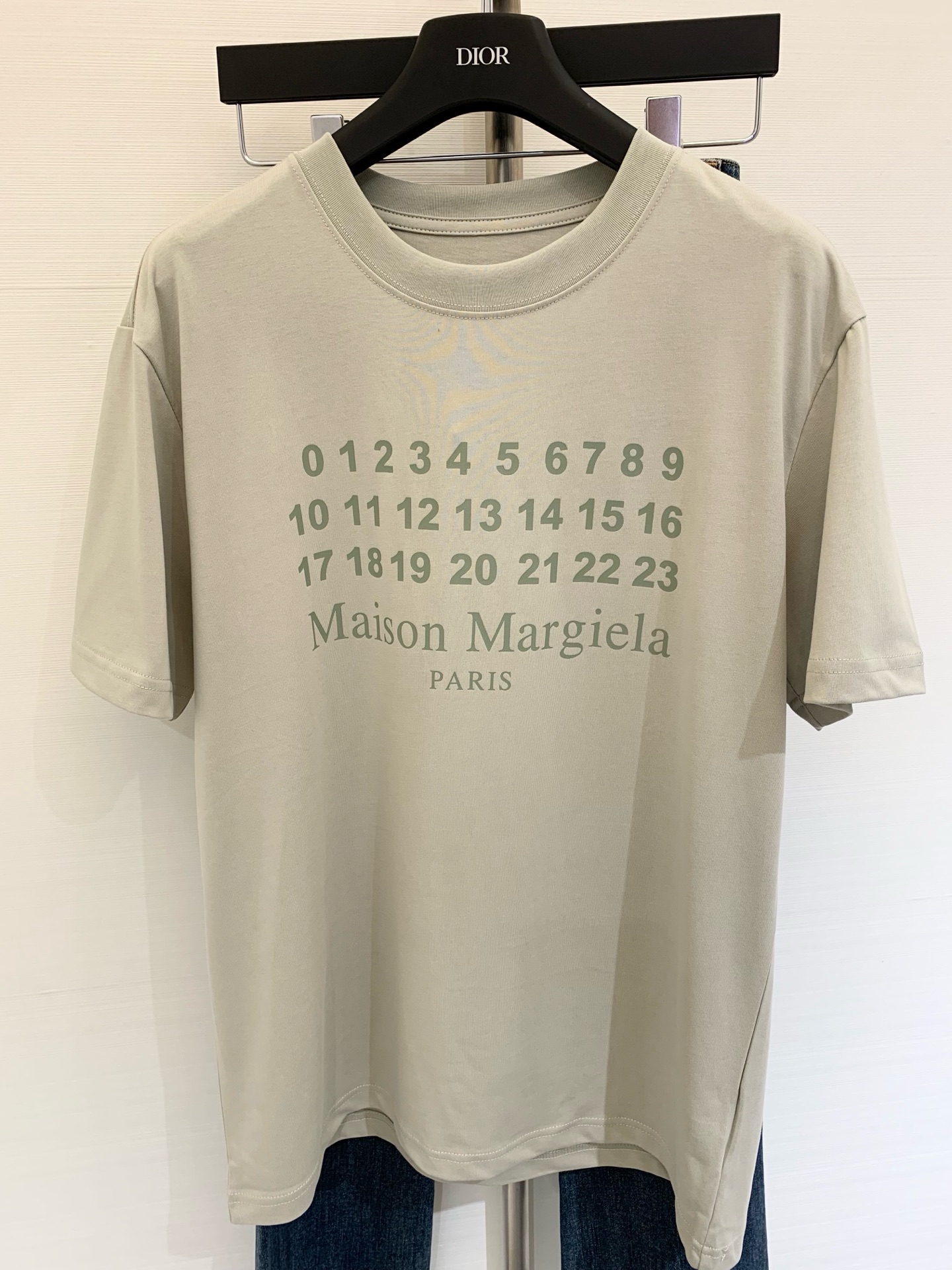 𝐌𝐌𝟔 
𝟐𝟎𝟐𝟓 夏季新款 字母数字日历印花短袖宽松𝐓恤 男女同款中性风 整体是宽松的版型 上身遮肉显