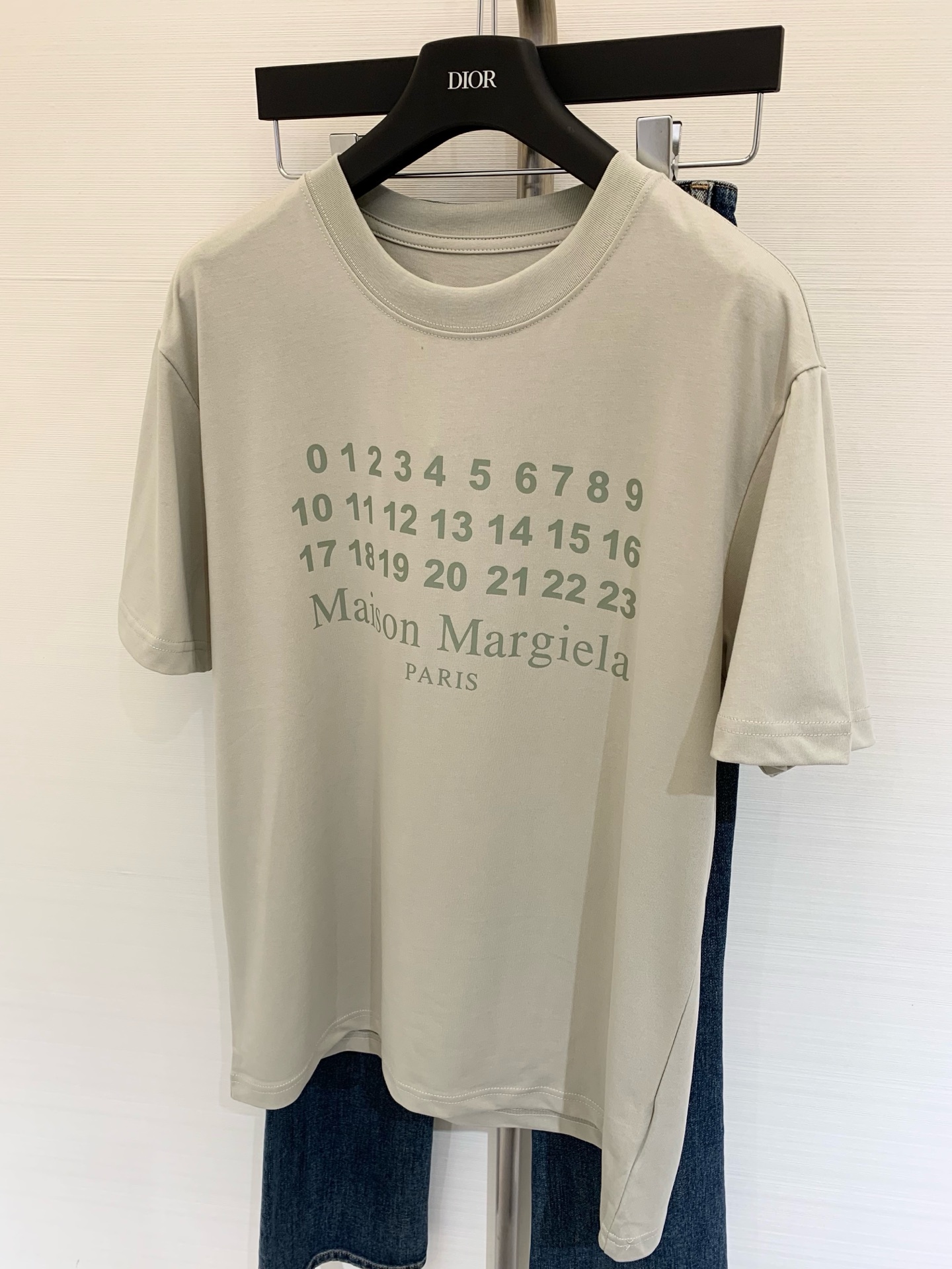 𝐌𝐌𝟔 
𝟐𝟎𝟐𝟓 夏季新款 字母数字日历印花短袖宽松𝐓恤 男女同款中性风 整体是宽松的版型 上身遮肉显