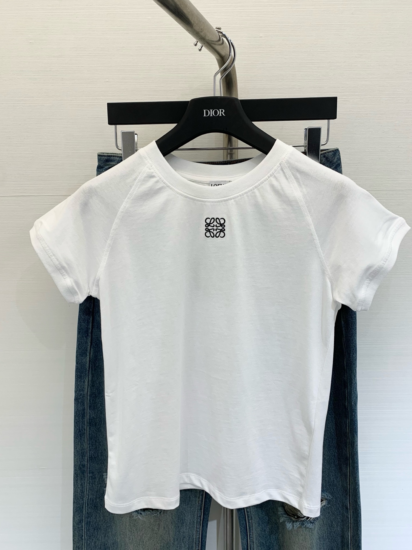 𝐋𝐨𝐞𝐰𝐞 
𝟐𝟎𝟐𝟓 夏日穿搭神器 圆领𝐓恤，显瘦百搭！夏日限定时髦爆款，日常搭配绝对离不开它！😍面料