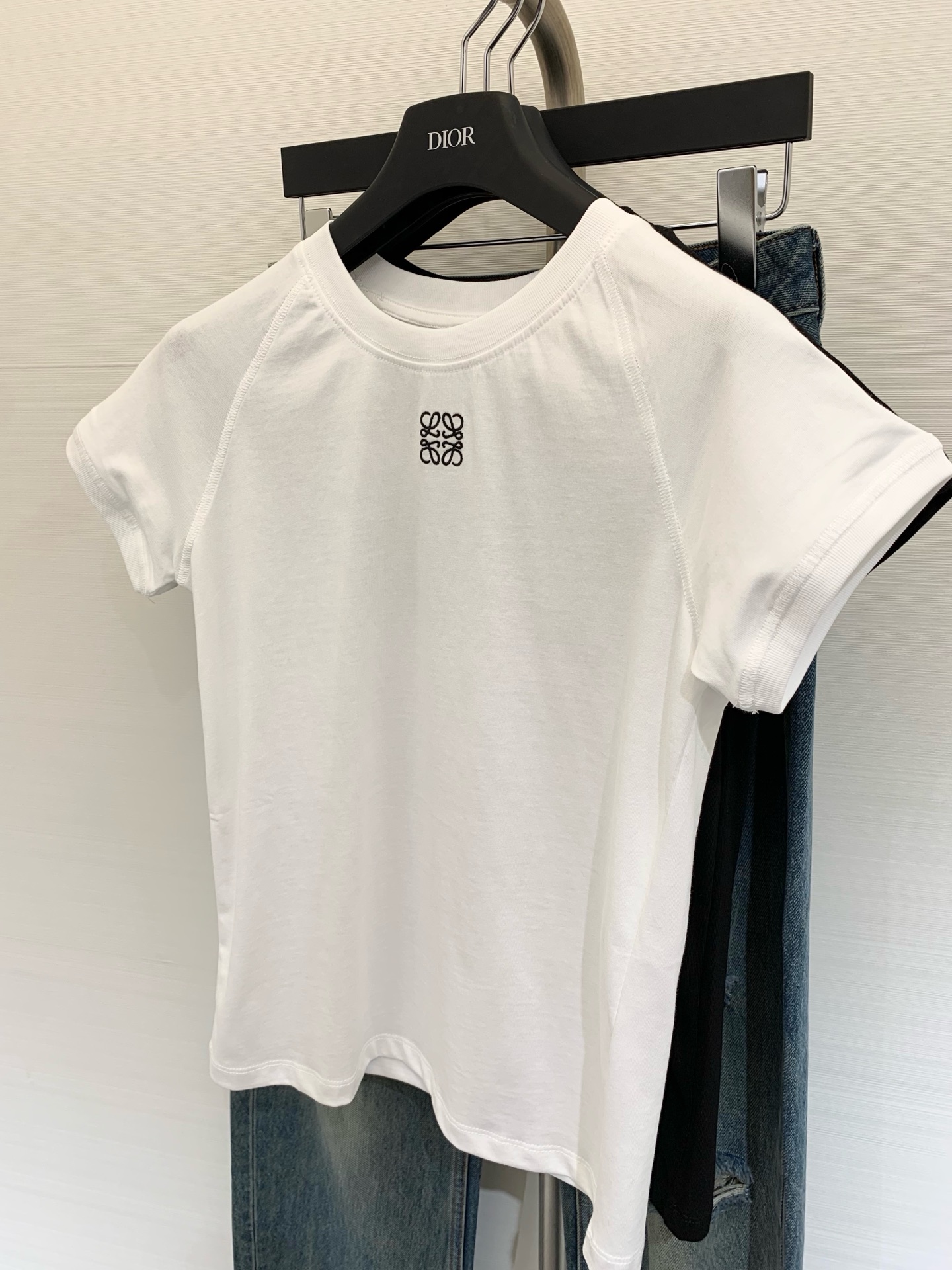 𝐋𝐨𝐞𝐰𝐞 
𝟐𝟎𝟐𝟓 夏日穿搭神器 圆领𝐓恤，显瘦百搭！夏日限定时髦爆款，日常搭配绝对离不开它！😍面料