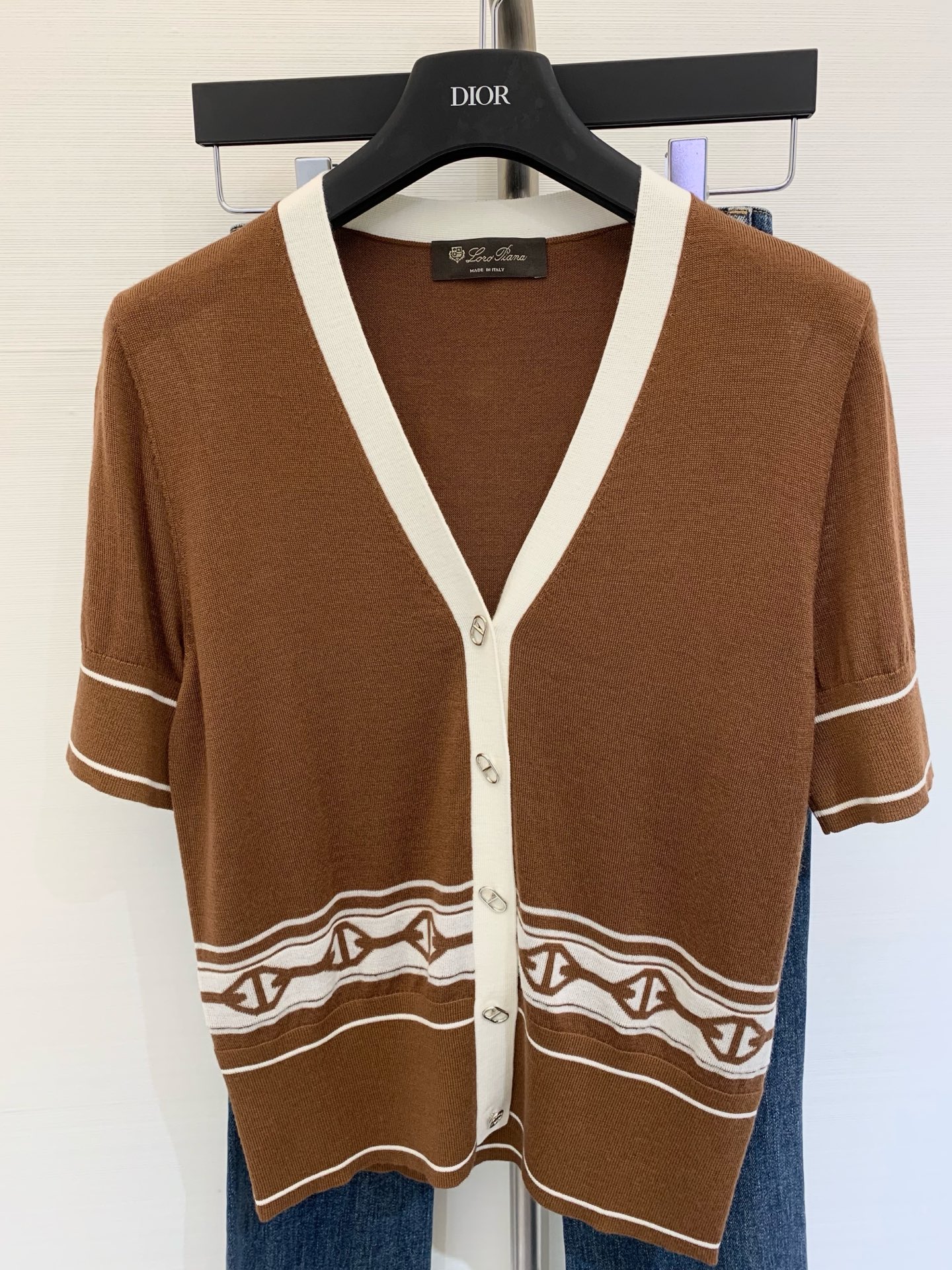 𝐇𝐞𝐫𝐦𝐞𝐬 
𝟐𝟎𝟐𝟓 夏季新款 休闲𝐕领提花撞色针织短袖开衫 定制𝟏𝟎𝟎%提花美利奴羊毛 柔软细致 