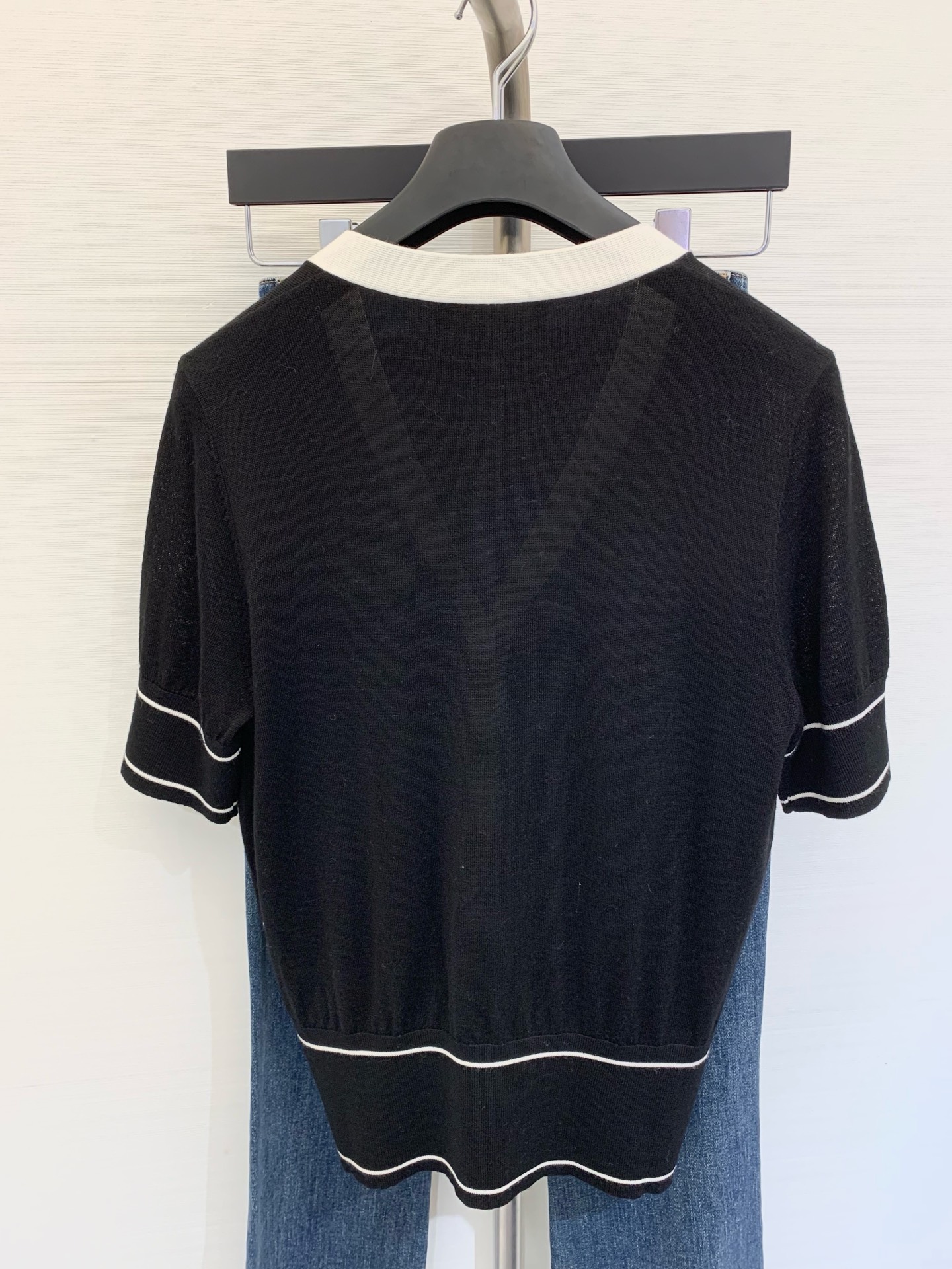 𝐇𝐞𝐫𝐦𝐞𝐬 
𝟐𝟎𝟐𝟓 夏季新款 休闲𝐕领提花撞色针织短袖开衫 定制𝟏𝟎𝟎%提花美利奴羊毛 柔软细致 