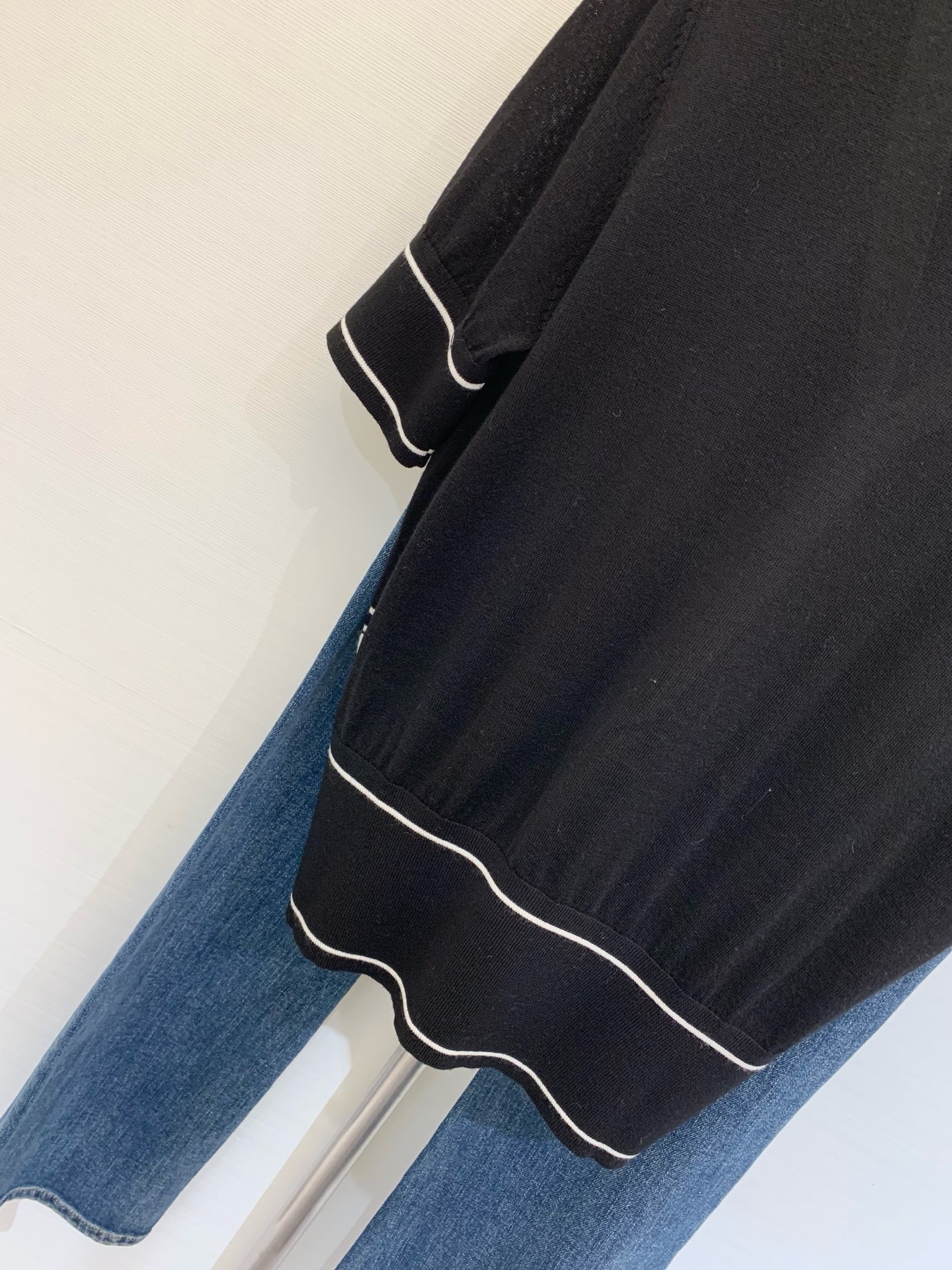 𝐇𝐞𝐫𝐦𝐞𝐬 
𝟐𝟎𝟐𝟓 夏季新款 休闲𝐕领提花撞色针织短袖开衫 定制𝟏𝟎𝟎%提花美利奴羊毛 柔软细致 