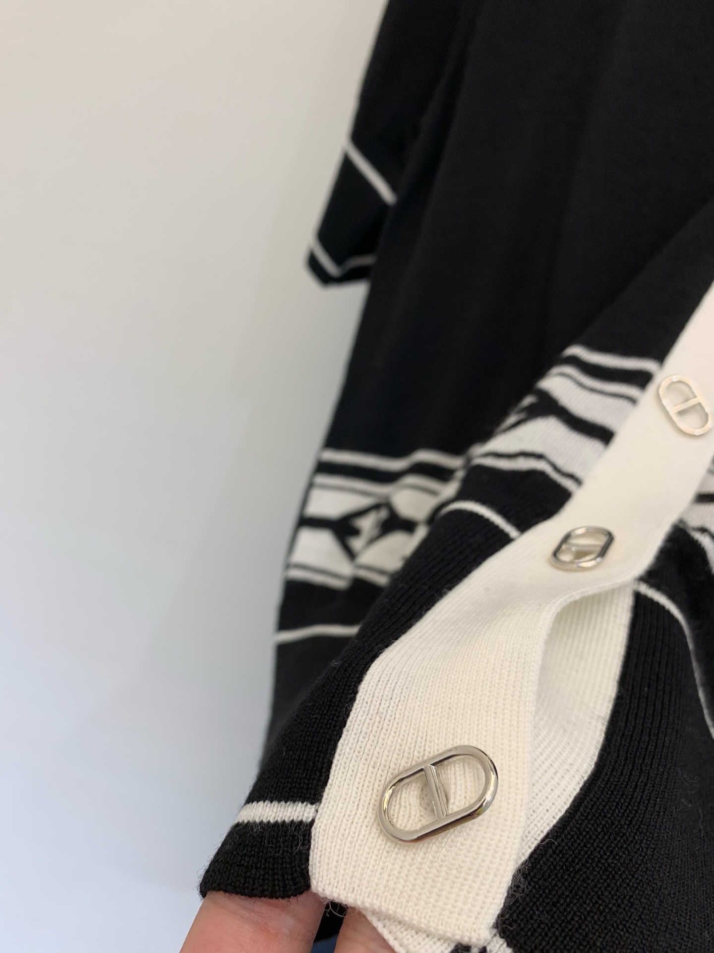 𝐇𝐞𝐫𝐦𝐞𝐬 
𝟐𝟎𝟐𝟓 夏季新款 休闲𝐕领提花撞色针织短袖开衫 定制𝟏𝟎𝟎%提花美利奴羊毛 柔软细致 