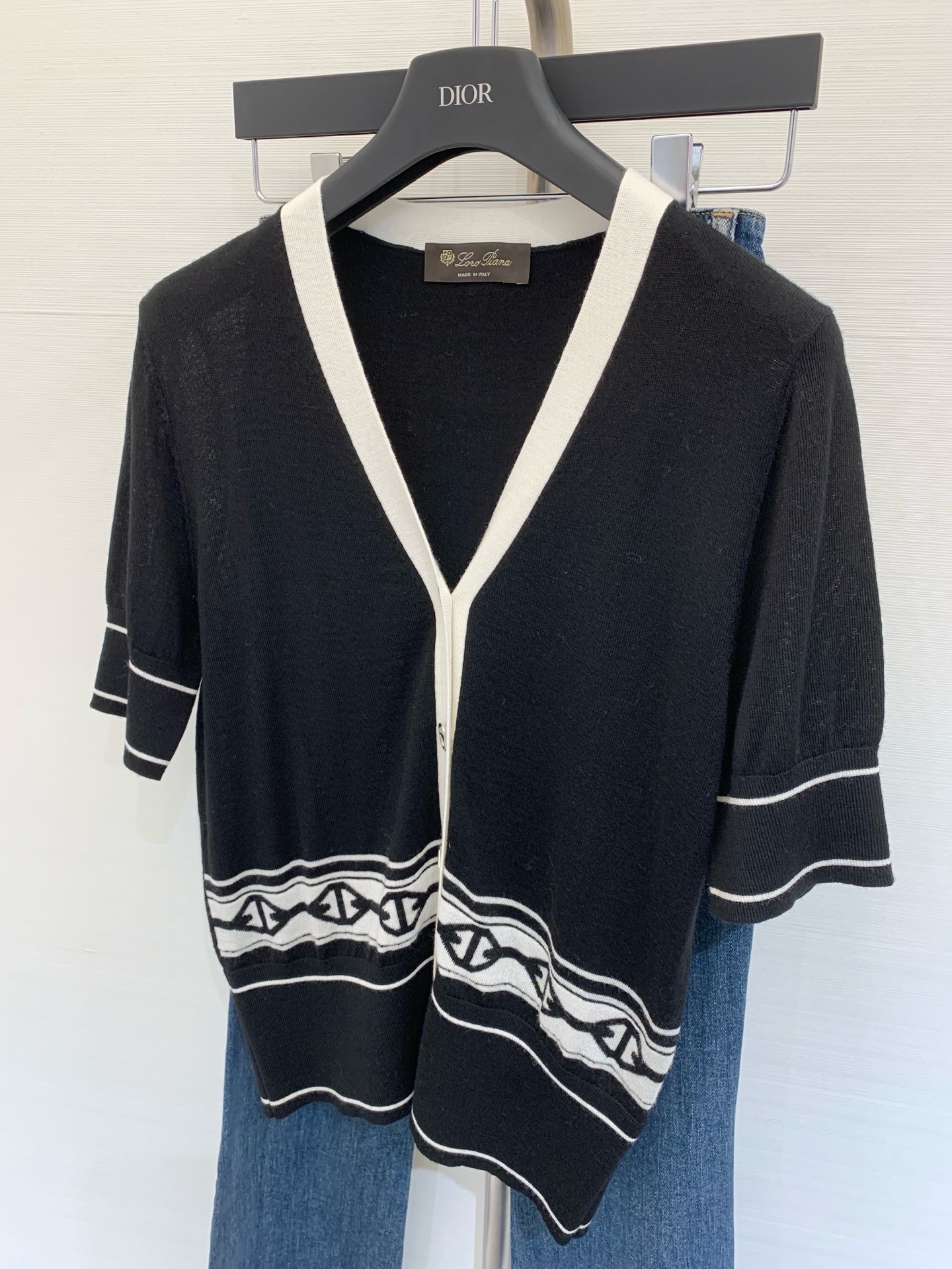 𝐇𝐞𝐫𝐦𝐞𝐬 
𝟐𝟎𝟐𝟓 夏季新款 休闲𝐕领提花撞色针织短袖开衫 定制𝟏𝟎𝟎%提花美利奴羊毛 柔软细致 