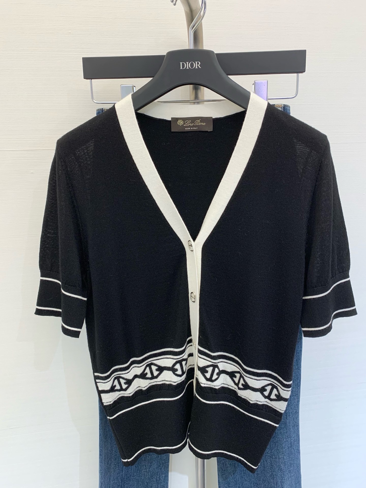 𝐇𝐞𝐫𝐦𝐞𝐬 
𝟐𝟎𝟐𝟓 夏季新款 休闲𝐕领提花撞色针织短袖开衫 定制𝟏𝟎𝟎%提花美利奴羊毛 柔软细致 