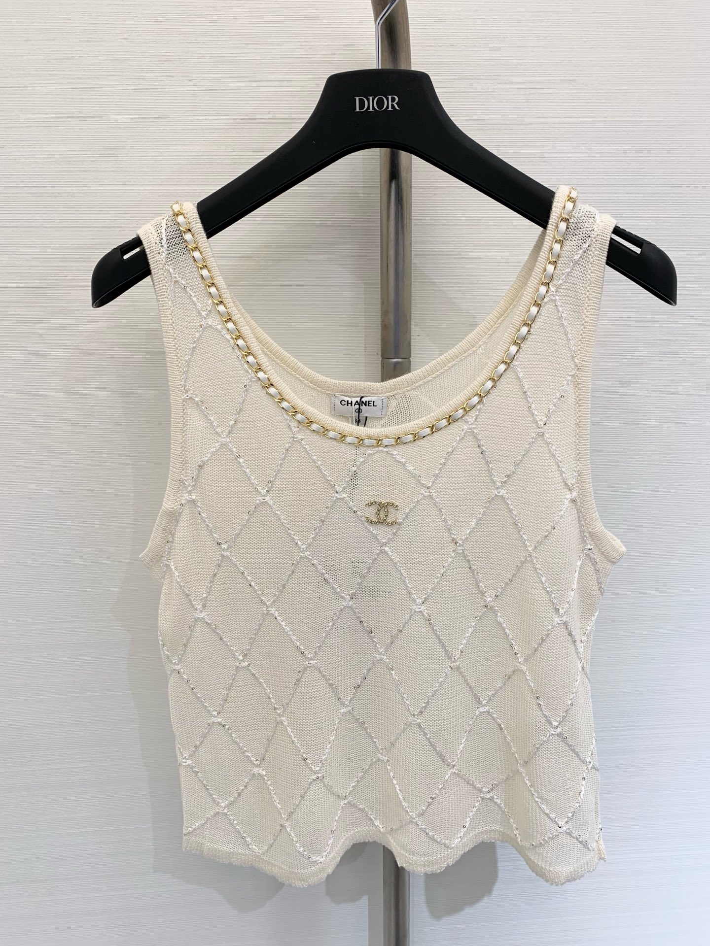 NO:434735,Middle-aged series Heavy Industry Knitting Series Knitted Vest Flashing in the sun or under the light, instantly adding a sense of gorgeousness and fashion to the overall shape, and the sense of high-end is directly full. Like the thin and wrinkle of the linen texture, it has a charming slackness~ Let the overall outfit not get greasy, but it has a free and casual lazy and relaxing feeling. Color white, black, code number, alexander wang19860909中古系列 重工带钻针织系列 针织背心 阳光下或者灯光下一闪一闪的,瞬间为整体造型增添了华丽感和时尚度,高级感直接拉满.喜欢亚麻质地的薄透皱,自带一种有韵味的松弛～让整体穿搭不会腻,反而多了一份自在随意的慵懒松弛感 颜色白色 黑色 码数,,alexander wang,Women's clothing