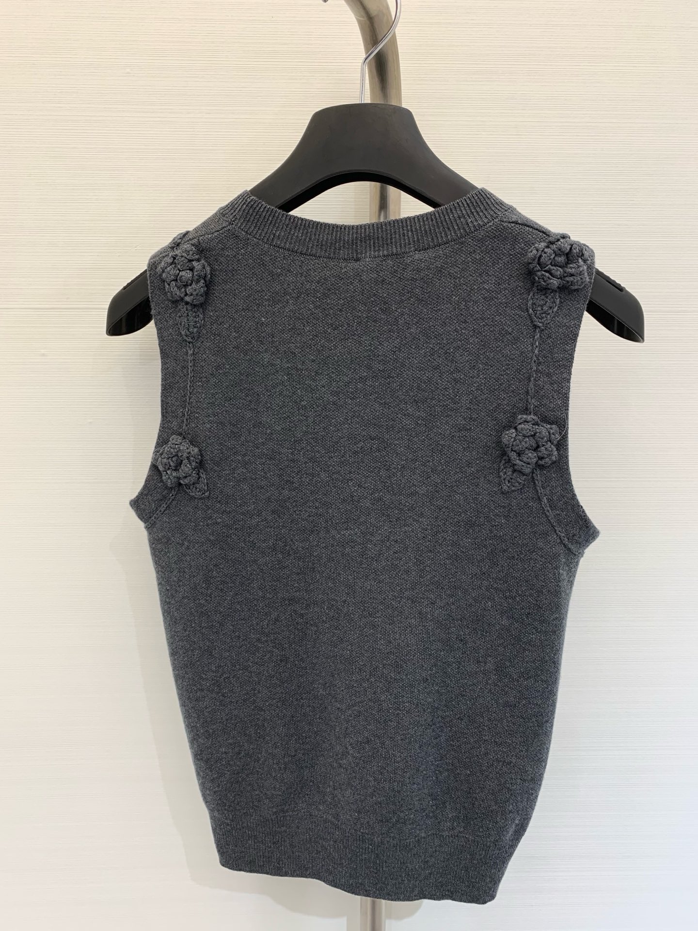 𝐂𝐡𝐚𝐧𝐞𝐥 𝟐𝟓𝐬 立体花朵🌼针织背心 𝟏𝟎𝟎%针织棉面料 高级精致感满满 
颜色：白色 灰色 蓝色 