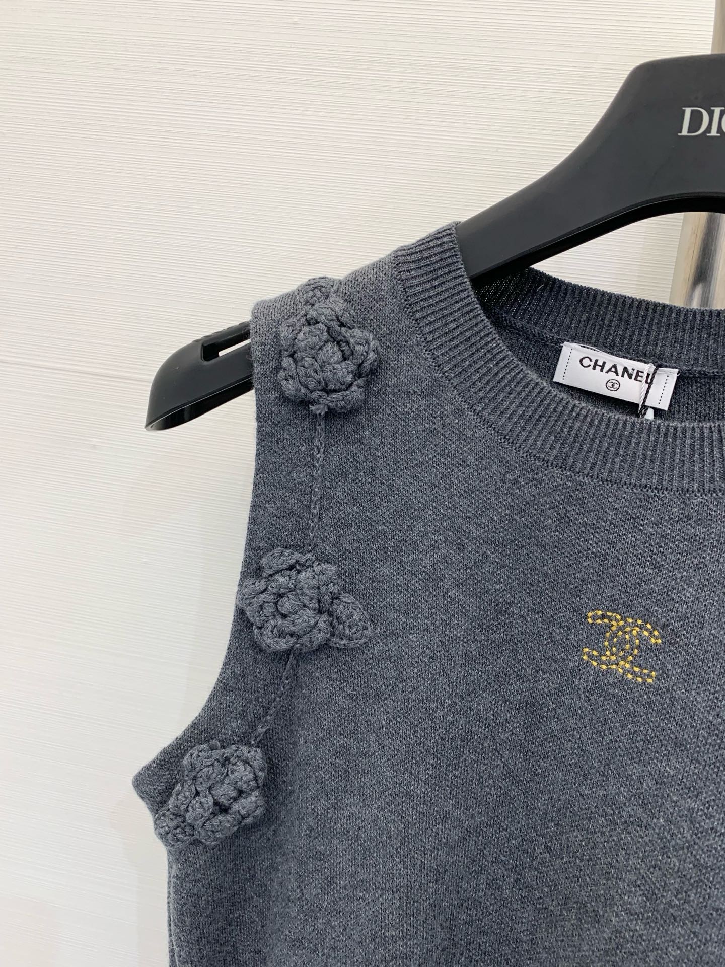 𝐂𝐡𝐚𝐧𝐞𝐥 𝟐𝟓𝐬 立体花朵🌼针织背心 𝟏𝟎𝟎%针织棉面料 高级精致感满满 
颜色：白色 灰色 蓝色 