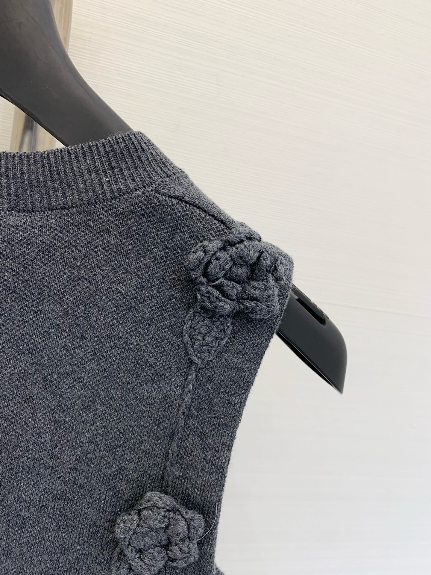 𝐂𝐡𝐚𝐧𝐞𝐥 𝟐𝟓𝐬 立体花朵🌼针织背心 𝟏𝟎𝟎%针织棉面料 高级精致感满满 
颜色：白色 灰色 蓝色 