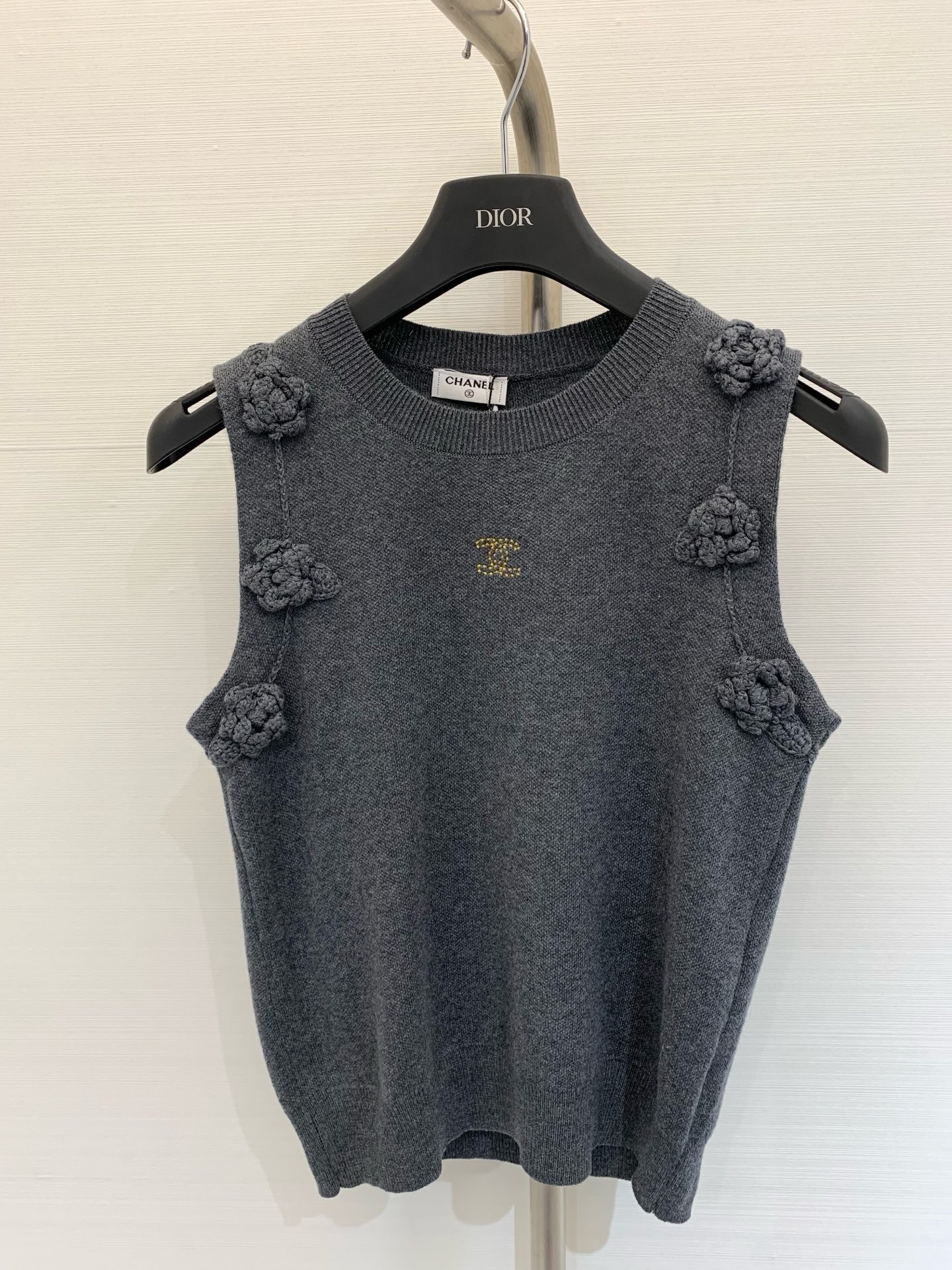 𝐂𝐡𝐚𝐧𝐞𝐥 𝟐𝟓𝐬 立体花朵🌼针织背心 𝟏𝟎𝟎%针织棉面料 高级精致感满满 
颜色：白色 灰色 蓝色 