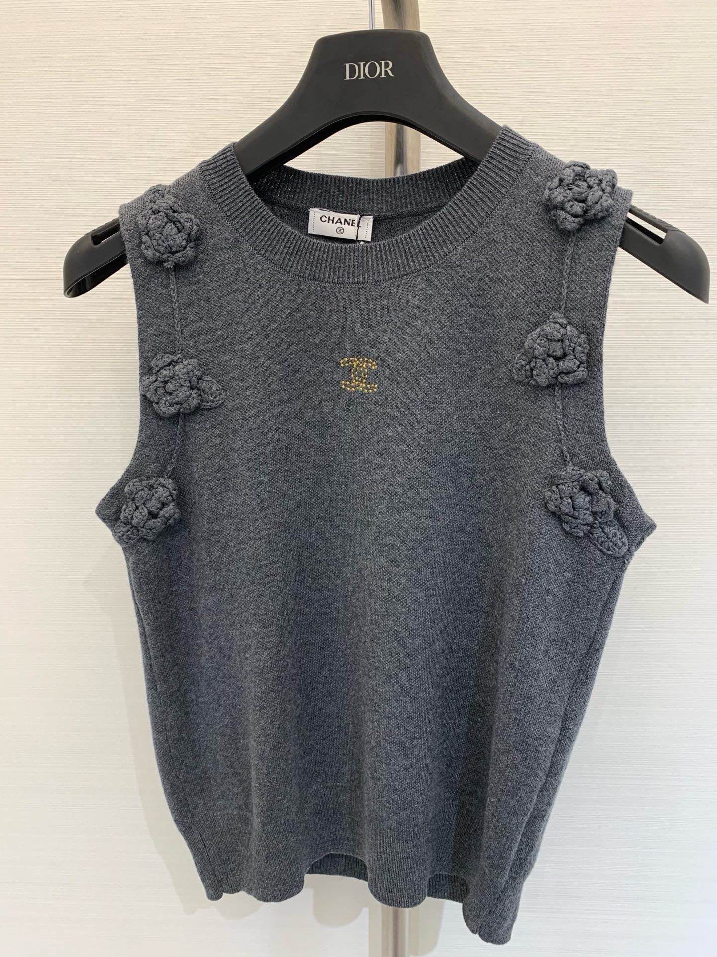 𝐂𝐡𝐚𝐧𝐞𝐥 𝟐𝟓𝐬 立体花朵🌼针织背心 𝟏𝟎𝟎%针织棉面料 高级精致感满满 
颜色：白色 灰色 蓝色 