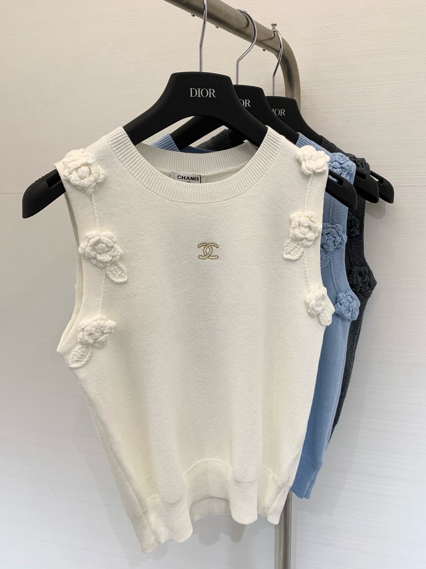 𝐂𝐡𝐚𝐧𝐞𝐥 𝟐𝟓𝐬 立体花朵🌼针织背心 𝟏𝟎𝟎%针织棉面料 高级精致感满满 
颜色：白色 灰色 蓝色 