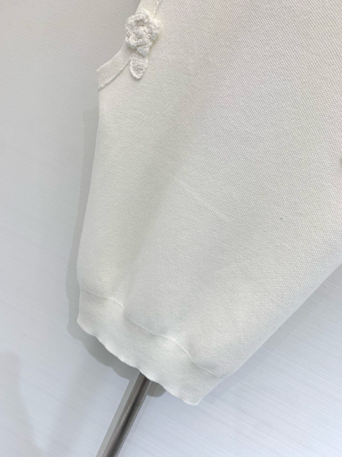 𝐂𝐡𝐚𝐧𝐞𝐥 𝟐𝟓𝐬 立体花朵🌼针织背心 𝟏𝟎𝟎%针织棉面料 高级精致感满满 
颜色：白色 灰色 蓝色 
