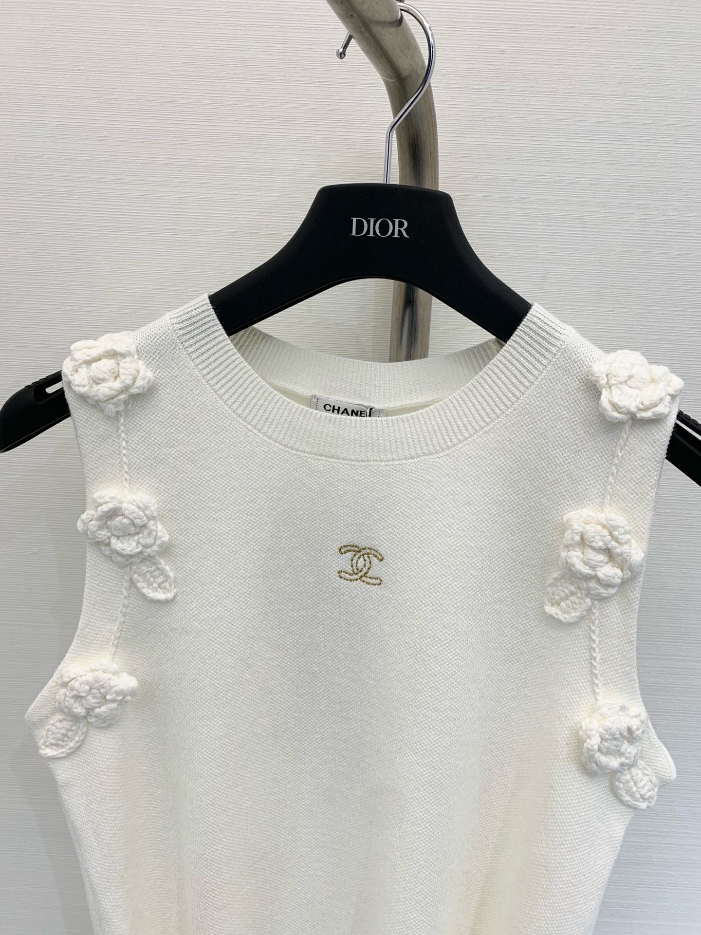 𝐂𝐡𝐚𝐧𝐞𝐥 𝟐𝟓𝐬 立体花朵🌼针织背心 𝟏𝟎𝟎%针织棉面料 高级精致感满满 
颜色：白色 灰色 蓝色 