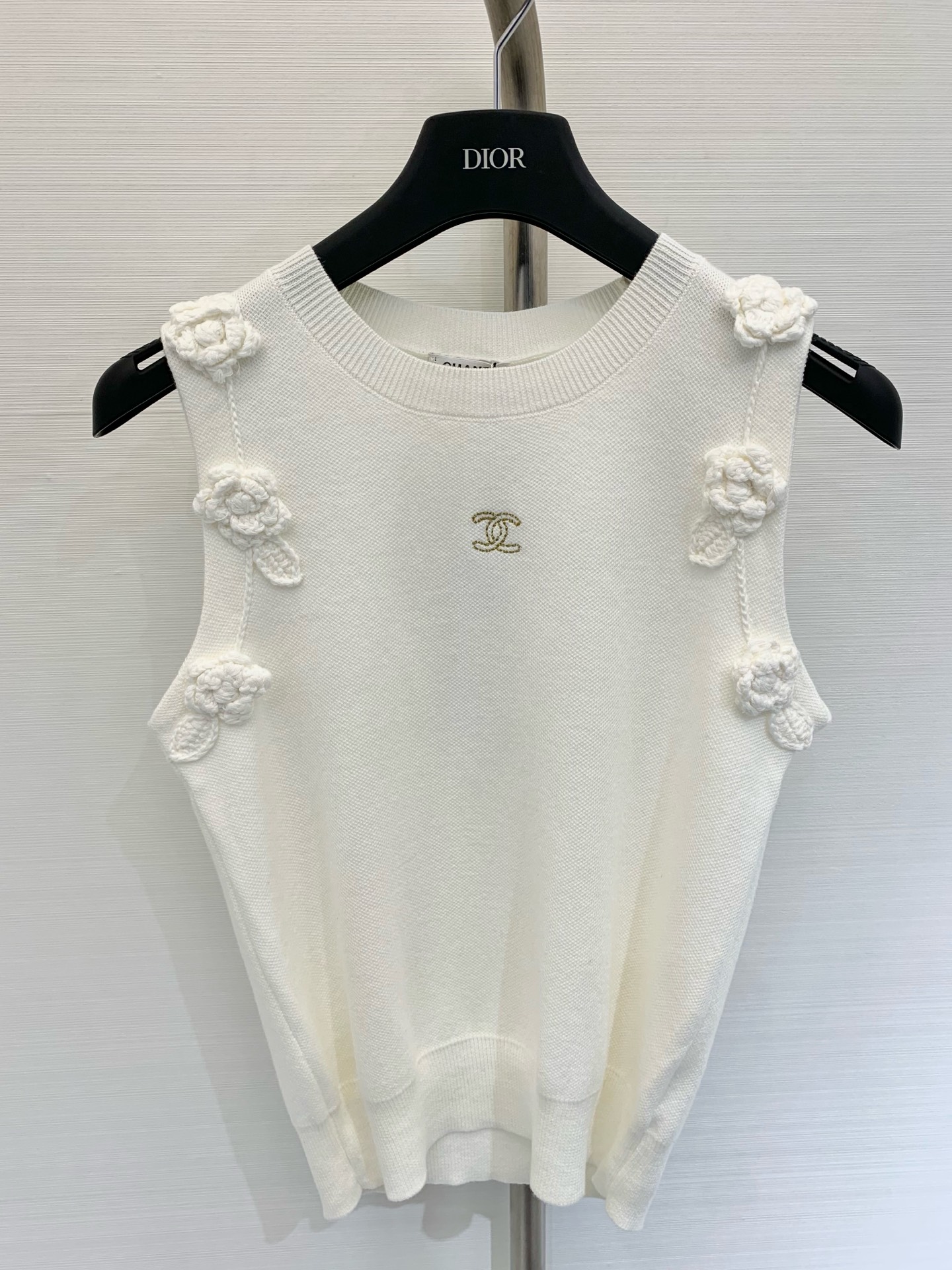 𝐂𝐡𝐚𝐧𝐞𝐥 𝟐𝟓𝐬 立体花朵🌼针织背心 𝟏𝟎𝟎%针织棉面料 高级精致感满满 
颜色：白色 灰色 蓝色 