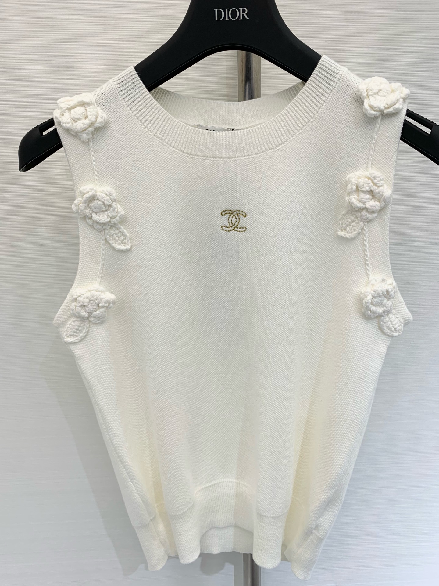 𝐂𝐡𝐚𝐧𝐞𝐥 𝟐𝟓𝐬 立体花朵🌼针织背心 𝟏𝟎𝟎%针织棉面料 高级精致感满满 
颜色：白色 灰色 蓝色 