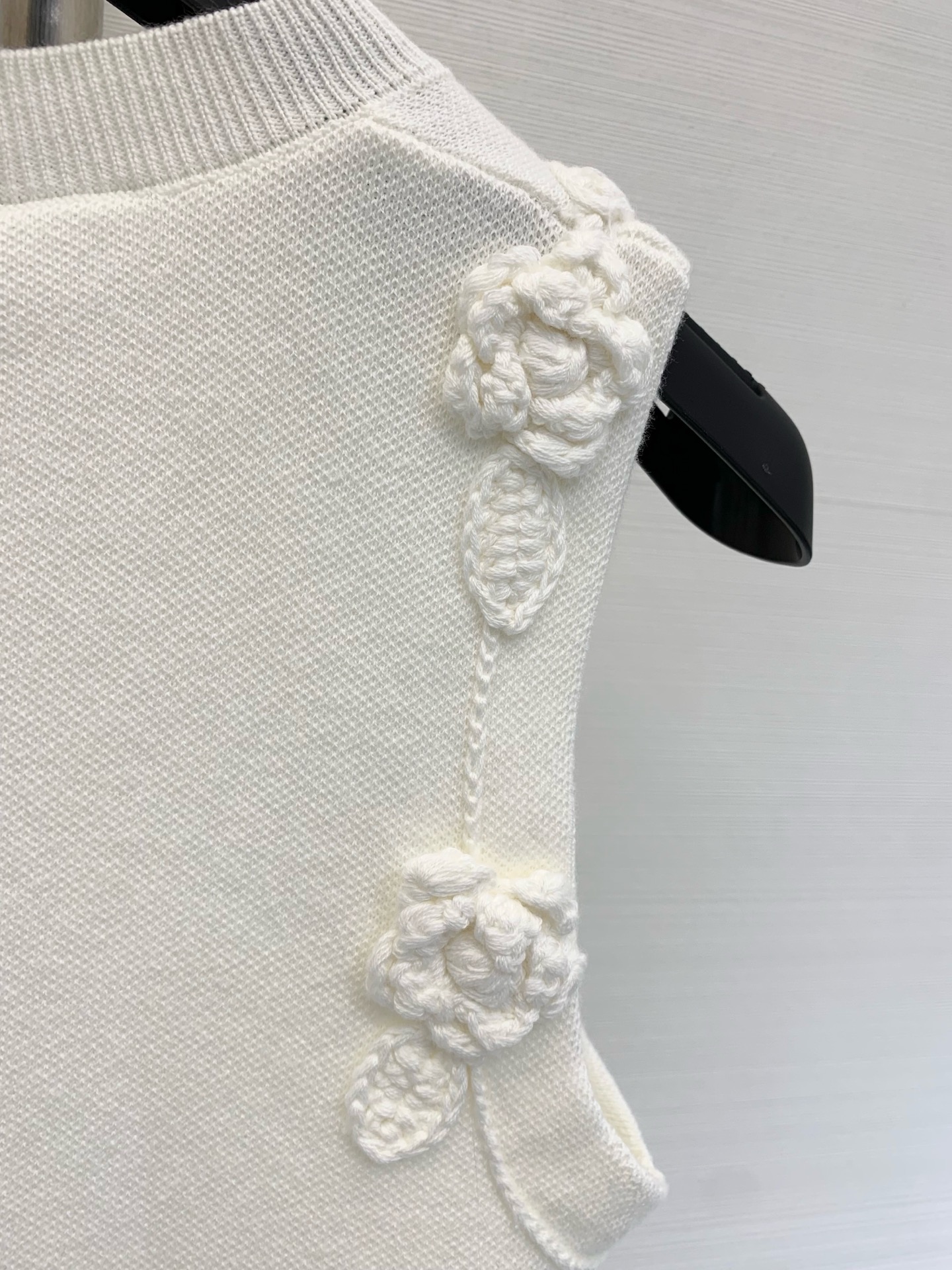 𝐂𝐡𝐚𝐧𝐞𝐥 𝟐𝟓𝐬 立体花朵🌼针织背心 𝟏𝟎𝟎%针织棉面料 高级精致感满满 
颜色：白色 灰色 蓝色 