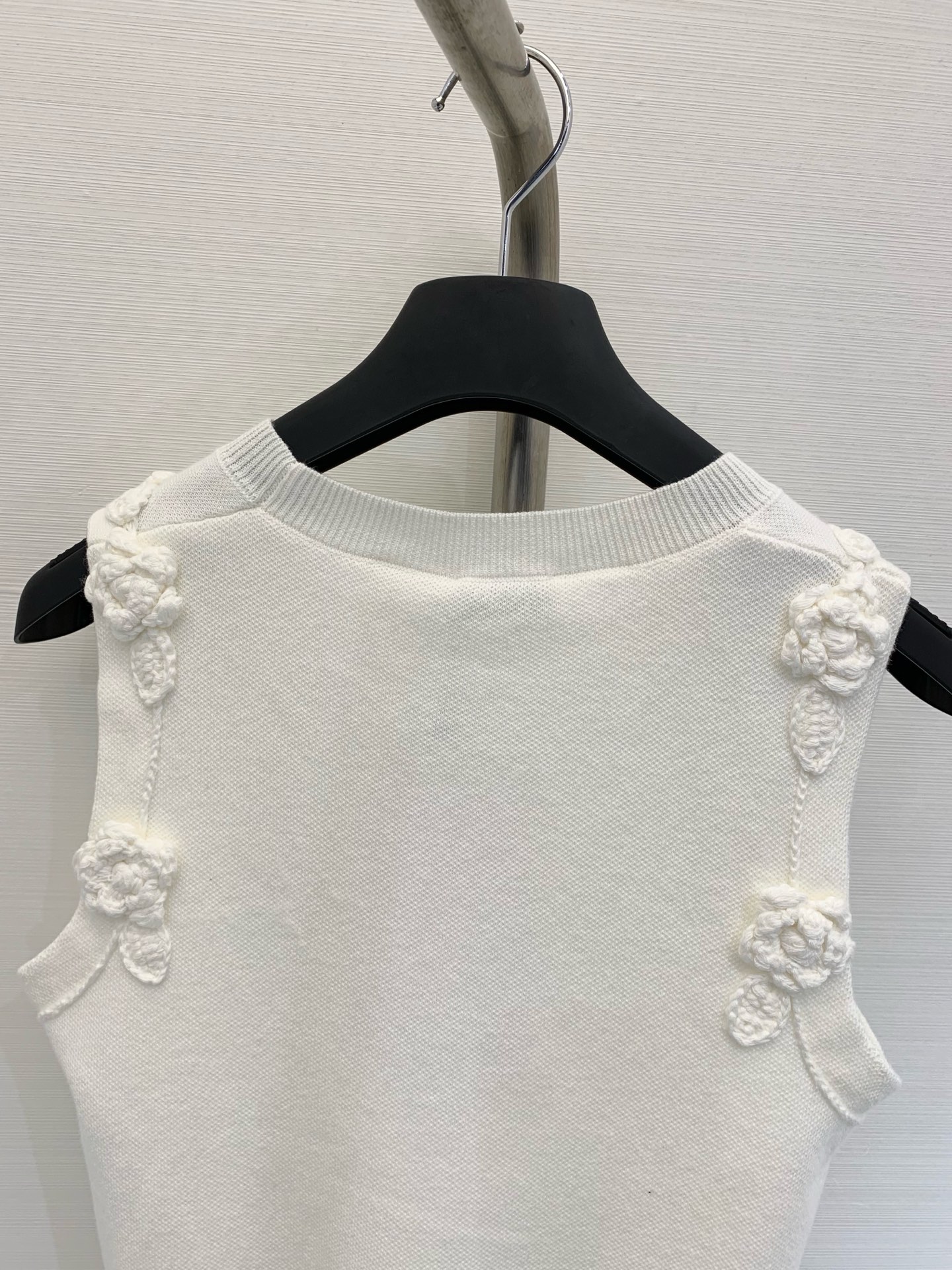 𝐂𝐡𝐚𝐧𝐞𝐥 𝟐𝟓𝐬 立体花朵🌼针织背心 𝟏𝟎𝟎%针织棉面料 高级精致感满满 
颜色：白色 灰色 蓝色 