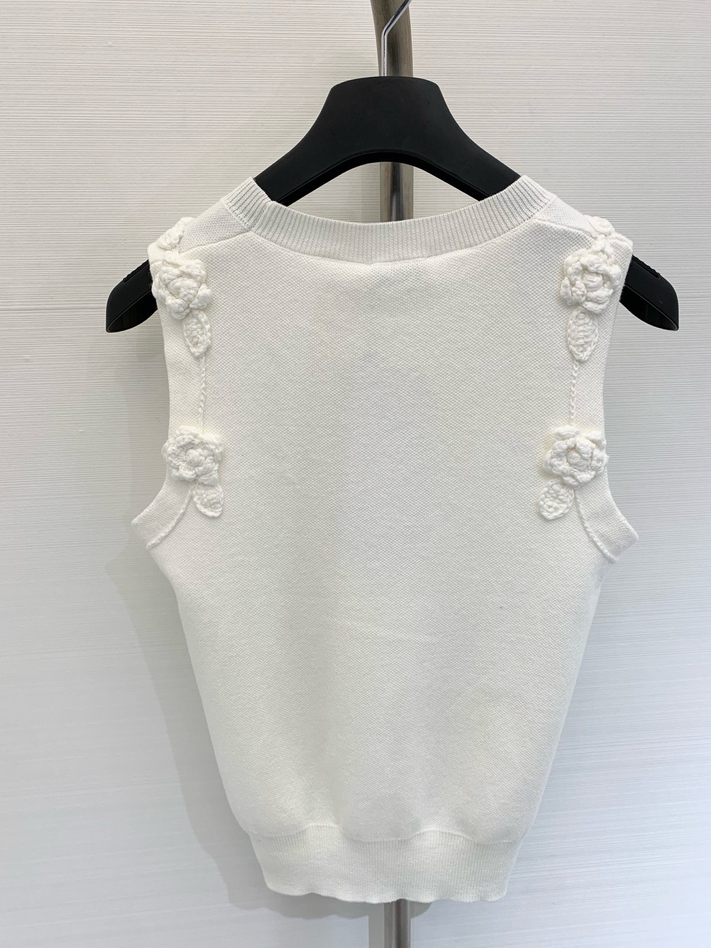 𝐂𝐡𝐚𝐧𝐞𝐥 𝟐𝟓𝐬 立体花朵🌼针织背心 𝟏𝟎𝟎%针织棉面料 高级精致感满满 
颜色：白色 灰色 蓝色 