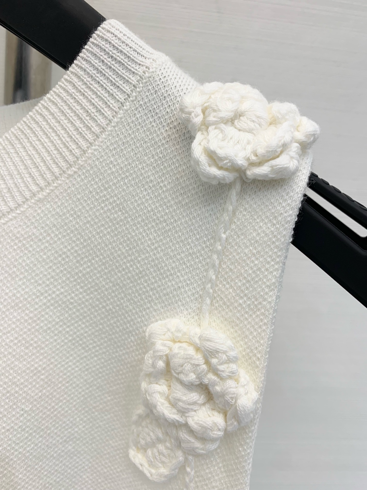 𝐂𝐡𝐚𝐧𝐞𝐥 𝟐𝟓𝐬 立体花朵🌼针织背心 𝟏𝟎𝟎%针织棉面料 高级精致感满满 
颜色：白色 灰色 蓝色 