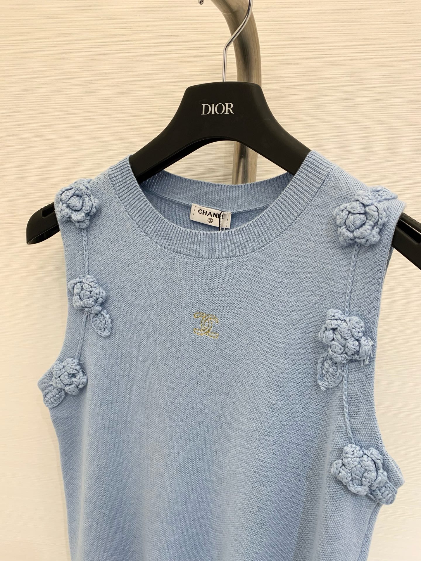 𝐂𝐡𝐚𝐧𝐞𝐥 𝟐𝟓𝐬 立体花朵🌼针织背心 𝟏𝟎𝟎%针织棉面料 高级精致感满满 
颜色：白色 灰色 蓝色 