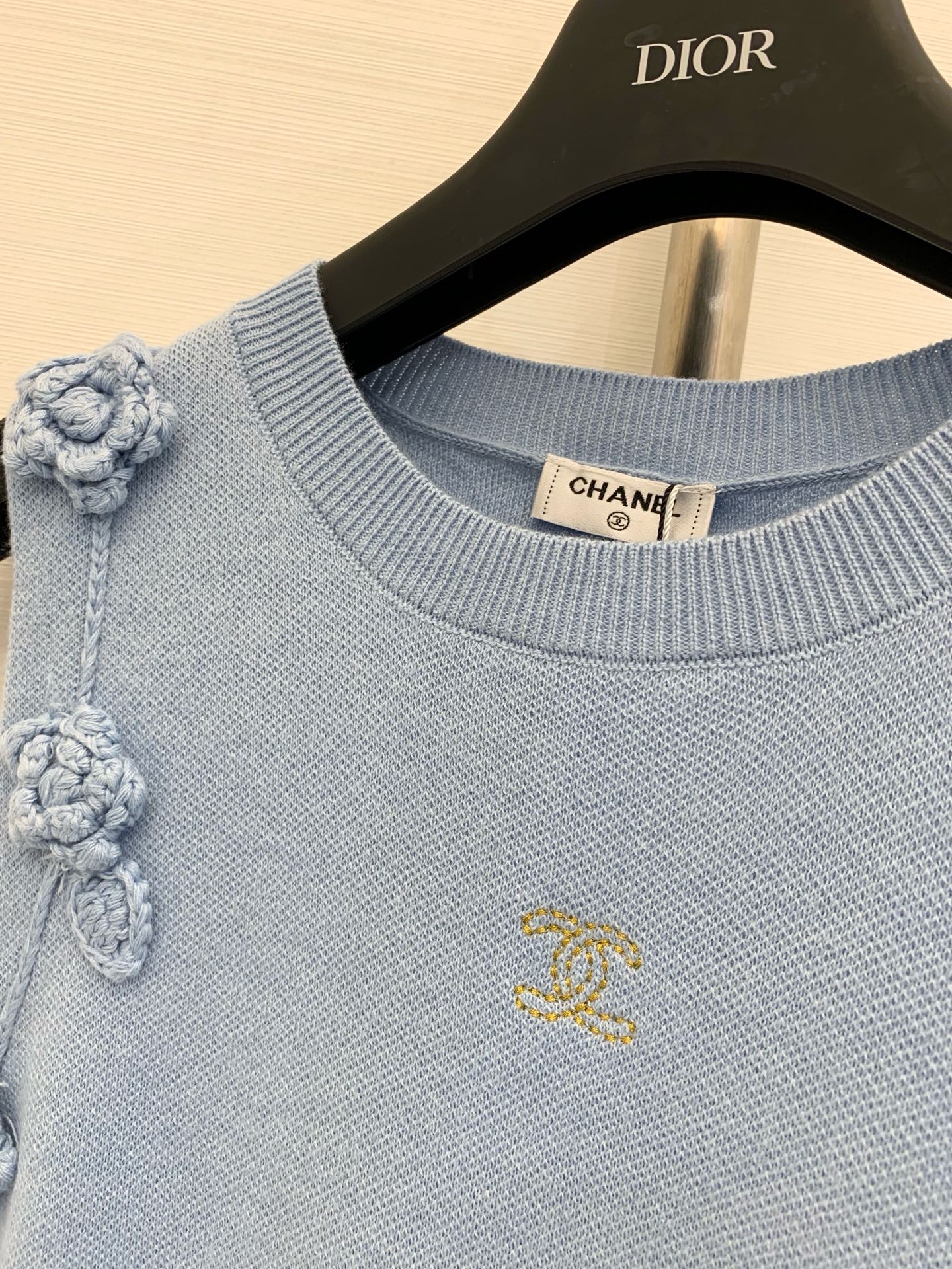 𝐂𝐡𝐚𝐧𝐞𝐥 𝟐𝟓𝐬 立体花朵🌼针织背心 𝟏𝟎𝟎%针织棉面料 高级精致感满满 
颜色：白色 灰色 蓝色 