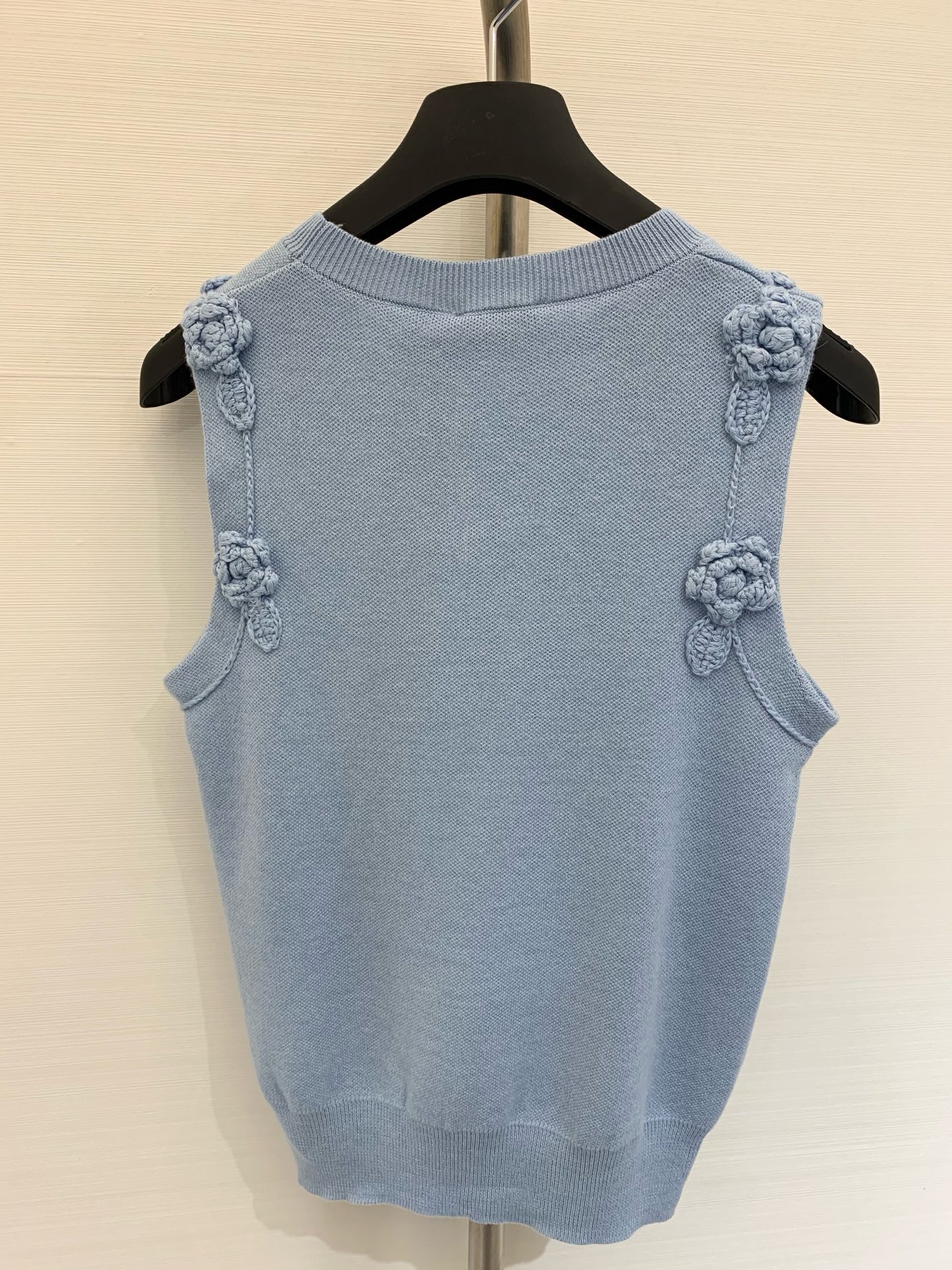 𝐂𝐡𝐚𝐧𝐞𝐥 𝟐𝟓𝐬 立体花朵🌼针织背心 𝟏𝟎𝟎%针织棉面料 高级精致感满满 
颜色：白色 灰色 蓝色 