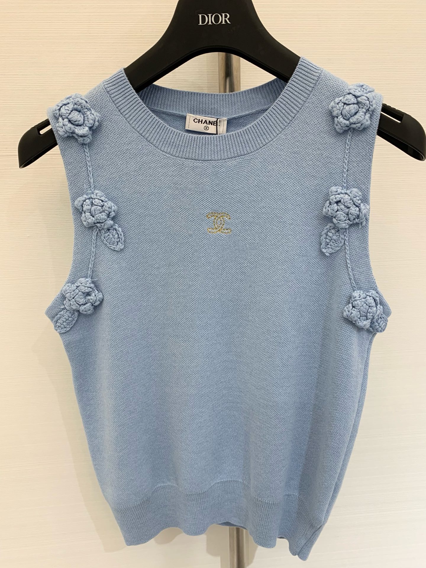 𝐂𝐡𝐚𝐧𝐞𝐥 𝟐𝟓𝐬 立体花朵🌼针织背心 𝟏𝟎𝟎%针织棉面料 高级精致感满满 
颜色：白色 灰色 蓝色 