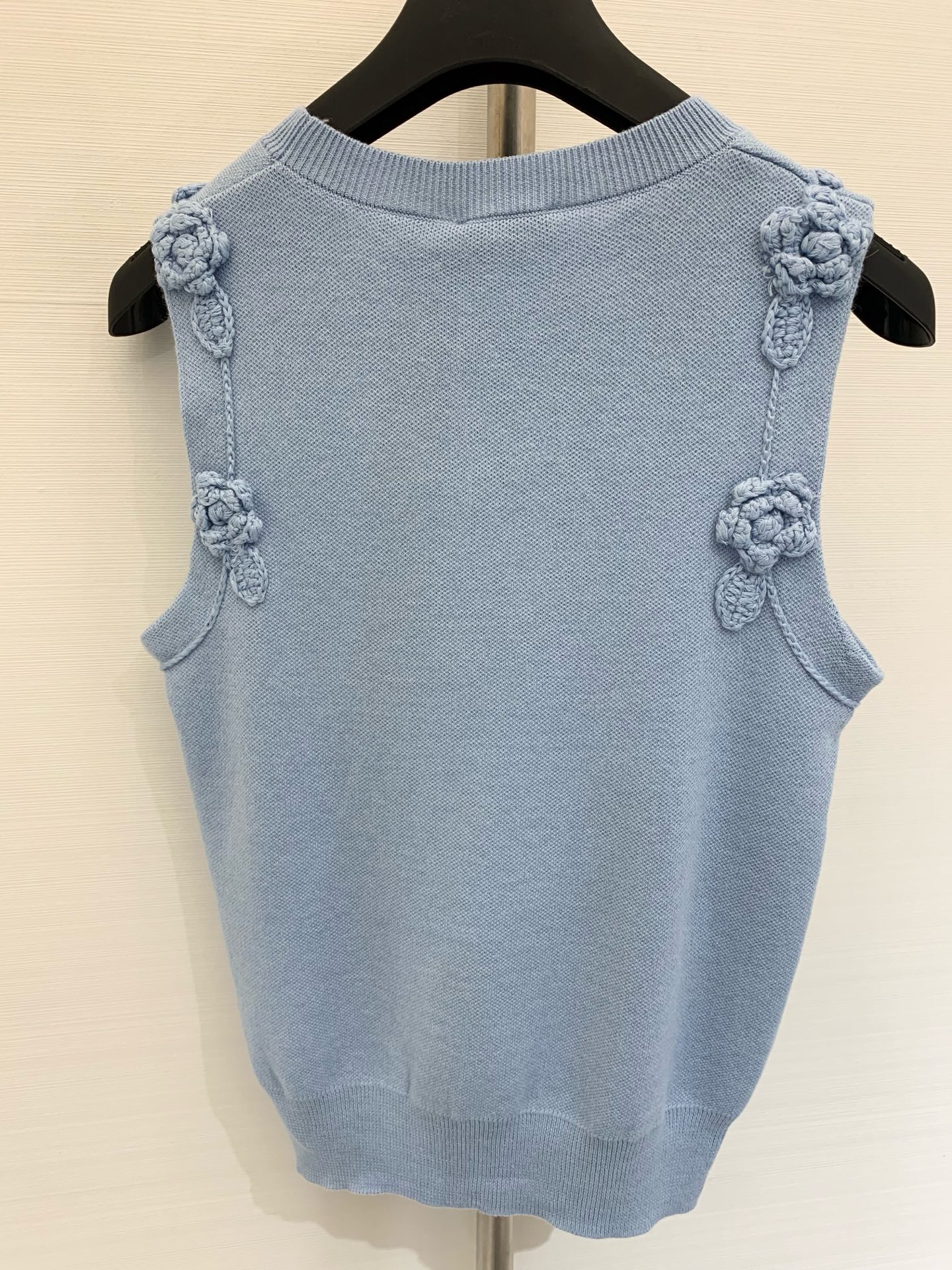 𝐂𝐡𝐚𝐧𝐞𝐥 𝟐𝟓𝐬 立体花朵🌼针织背心 𝟏𝟎𝟎%针织棉面料 高级精致感满满 
颜色：白色 灰色 蓝色 